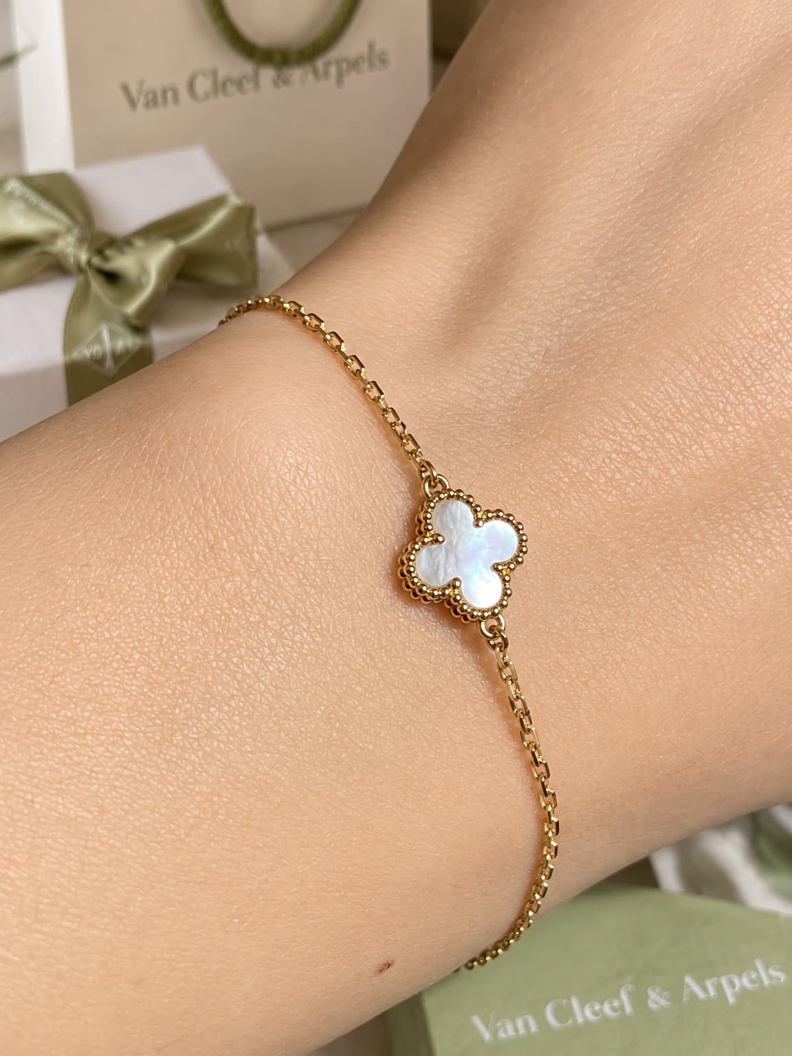 Van Cleef & Arpels Браслет Van Cleef 1 мотив с перламутром