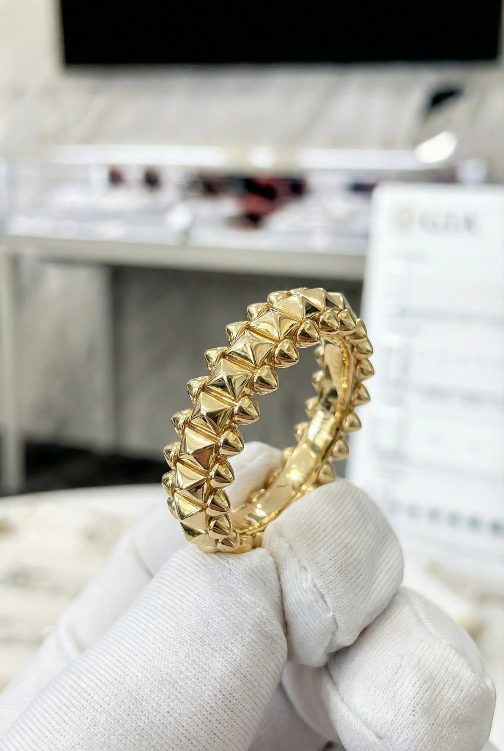 Золотое кольцо Cartier Juste un Clou с бриллиантами