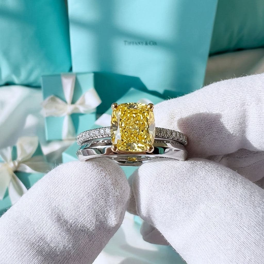 Кольцо Tiffany Novo с желтым бриллиантом и дорожкой из бриллиантов