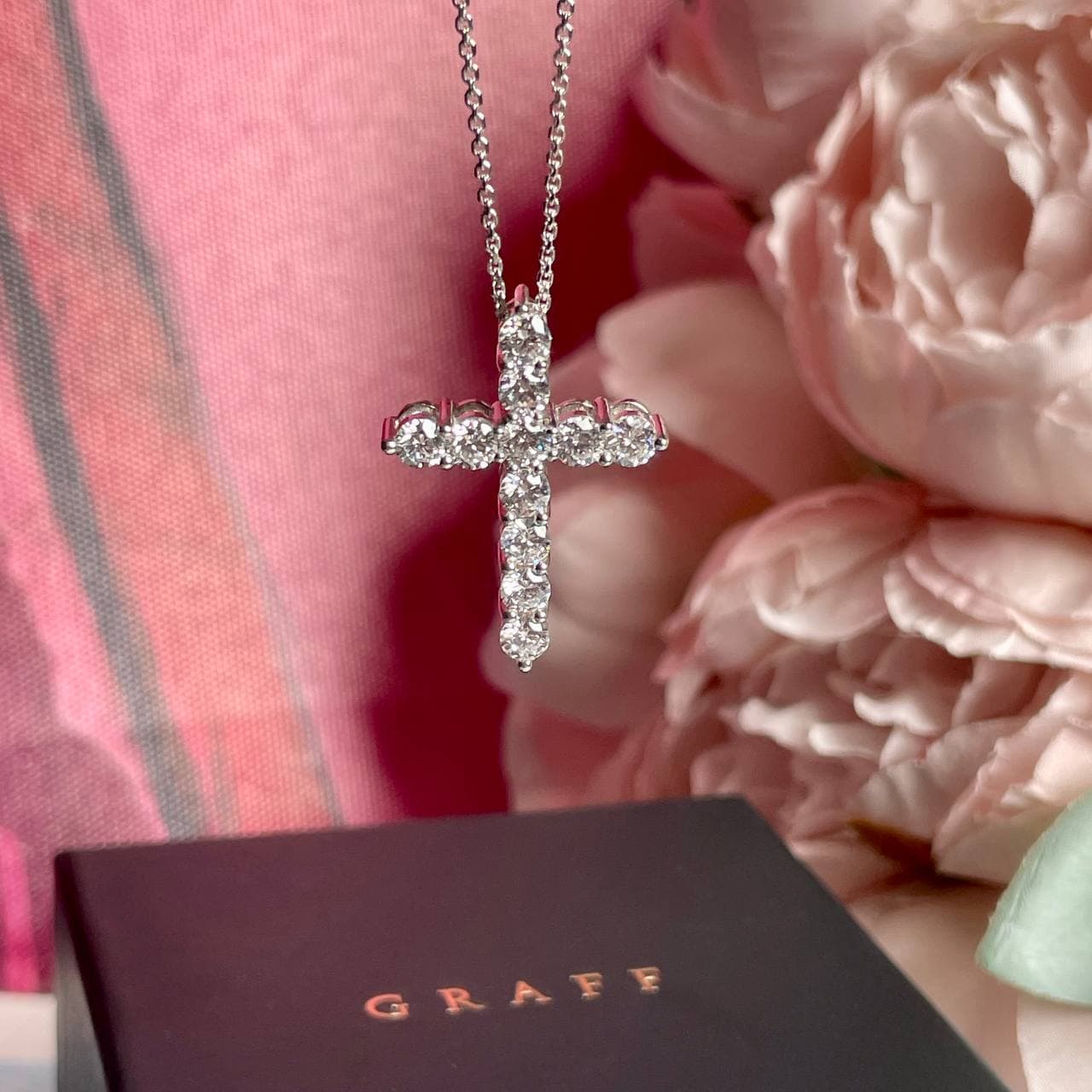Крест Graff с бриллиантами 1,89 ct (белое золото 585)