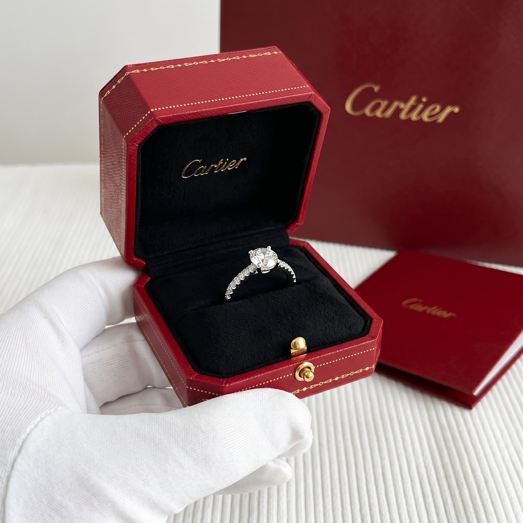 Золотое кольцо-солитер Cartier 1895 с бриллиантами, бриллиант круглой огранки, паве