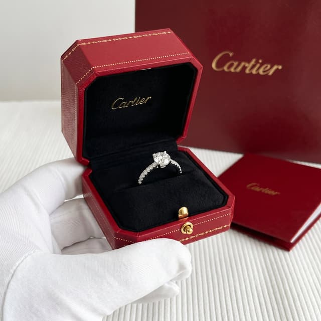 Cartier Золотое кольцо-солитер Cartier 1895 с бриллиантами, бриллиант круглой огранки, паве, фото 2