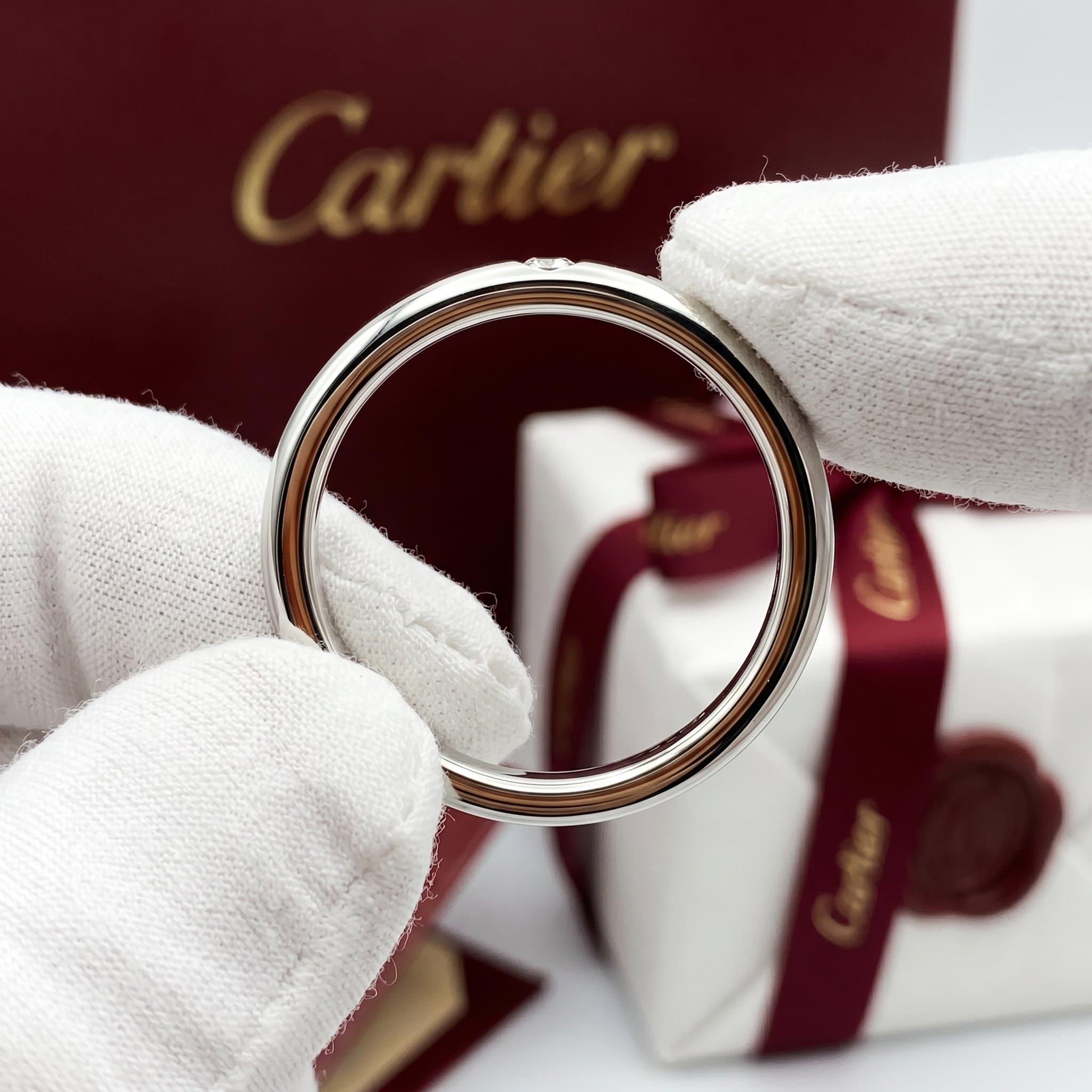 Золотое обручальное кольцо Cartier 1895 с бриллиантами, ширина 3,5 мм, 1 бриллиант