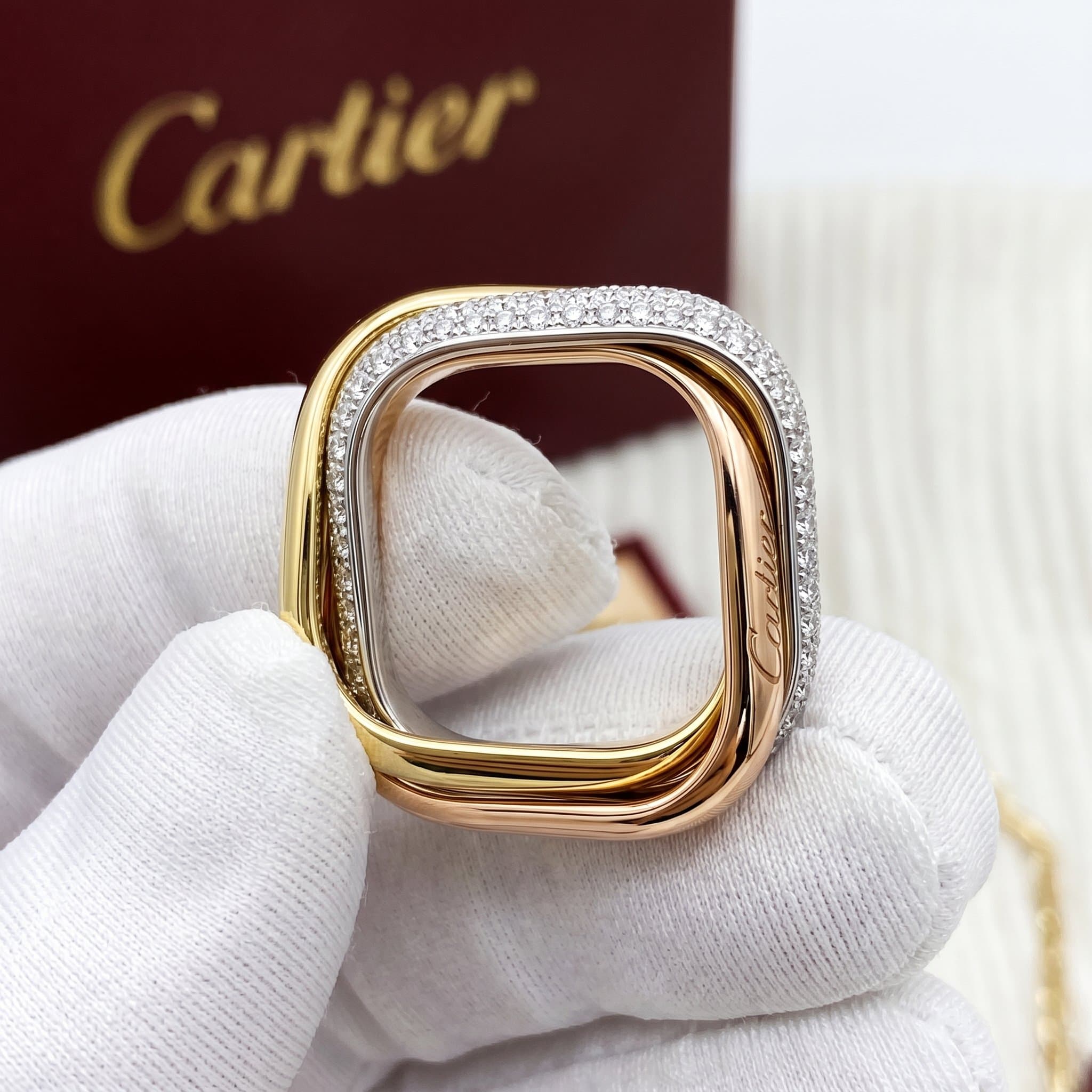 Золотое кольцо Cartier Trinity с бриллиантами, форма кушон, крупная модель, частичное паве, Белое и жёлтое золото