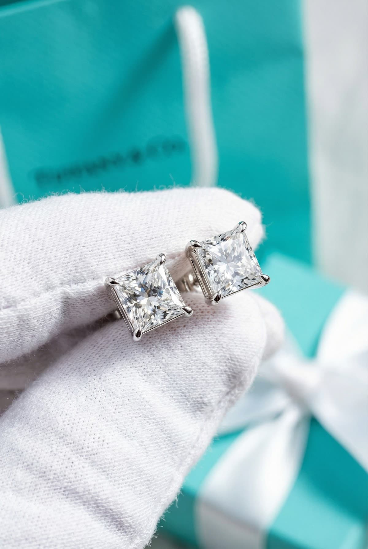 Золотые серьги-гвоздики с бриллиантами Tiffany & Co