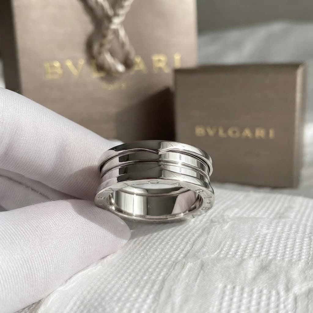 Кольцо B.zero1 Bvlgari, 3 полосы, белое золото — фото 3