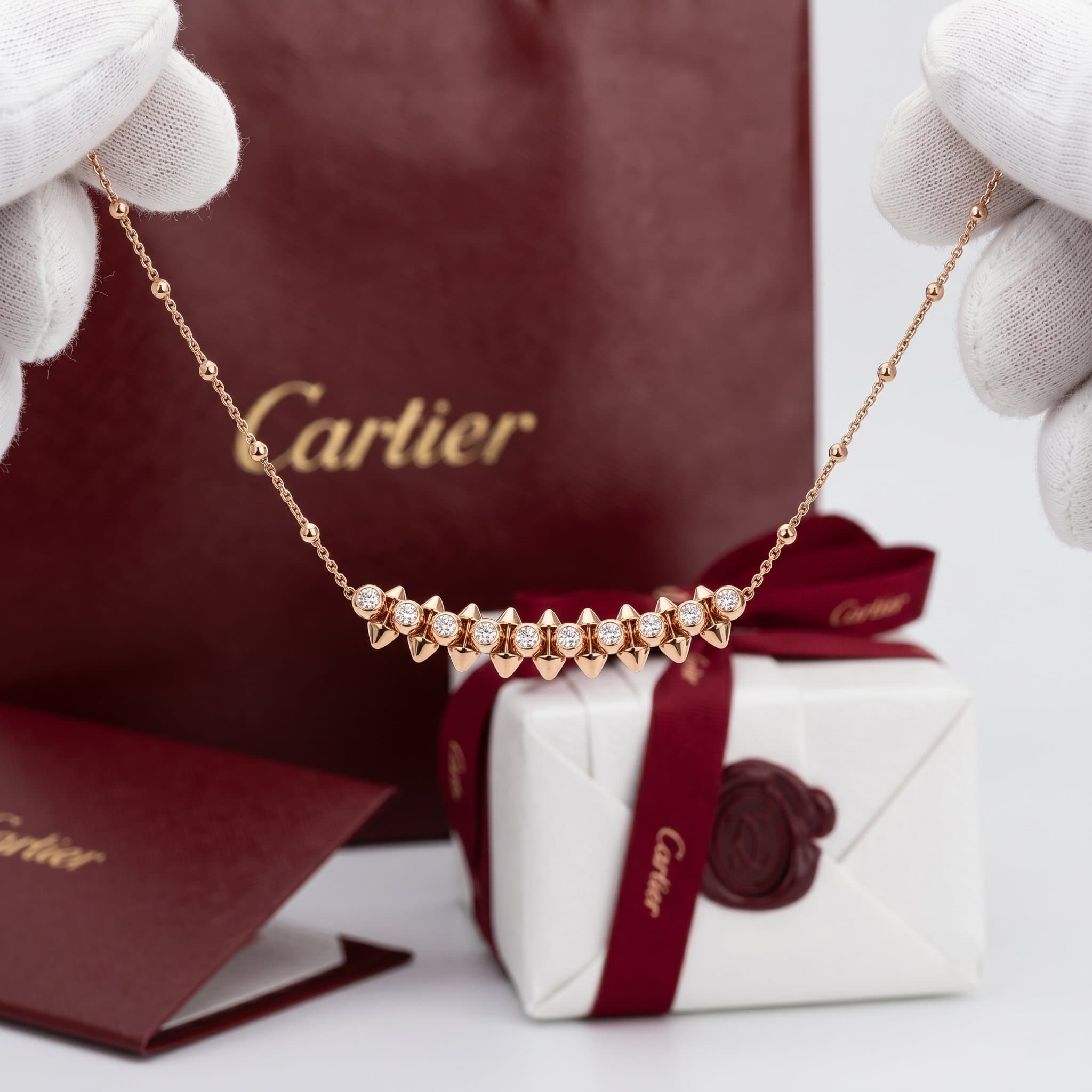 Золотая подвеска Cartier Clash с бриллиантами