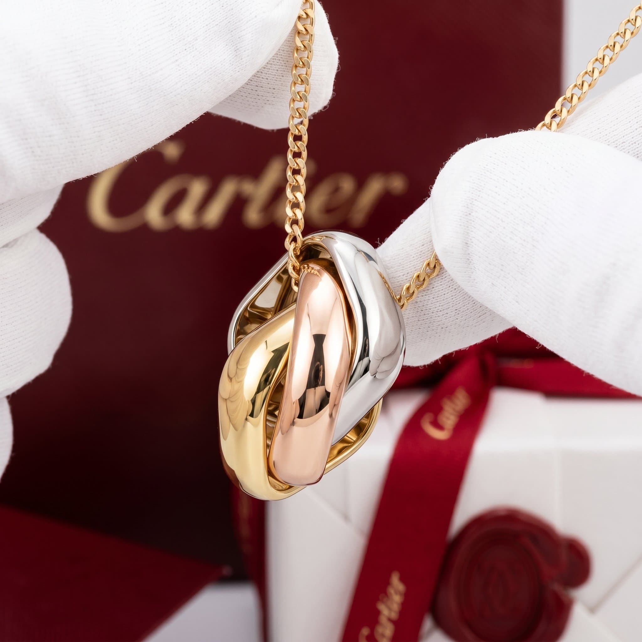 Золотая подвеска Cartier Trinity, форма кушон, Белое и жёлтое золото