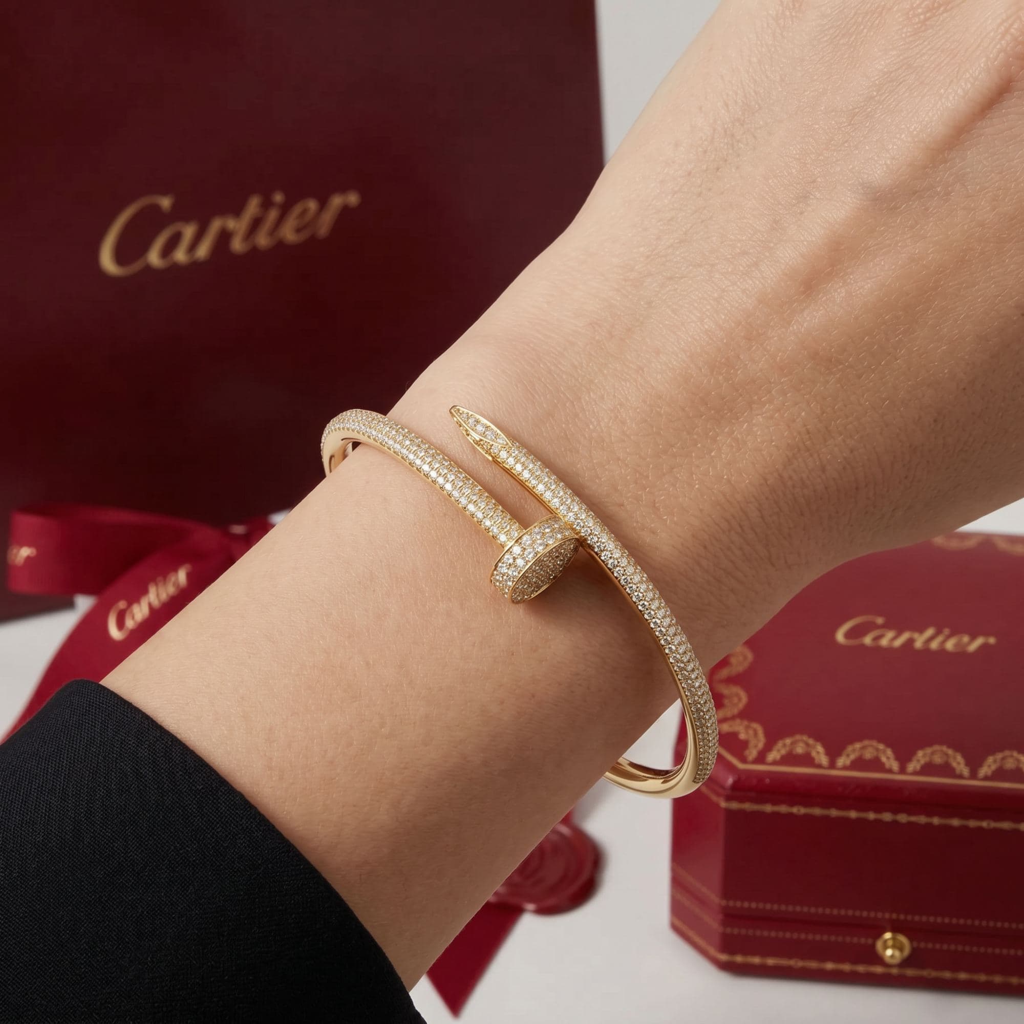 Золотой браслет Cartier Juste un Clou (гвоздь) с бриллиантами, классическая модель