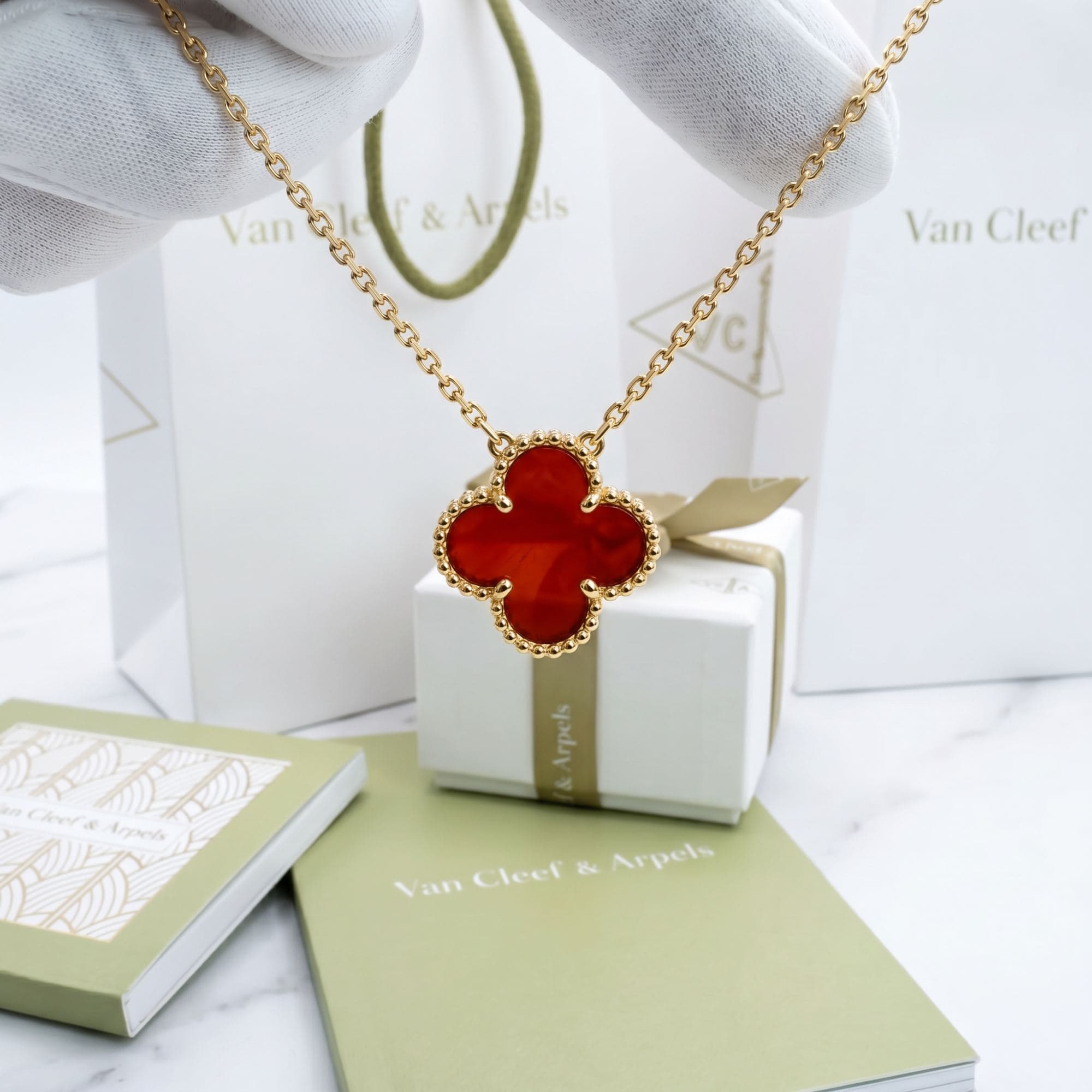 Кулон Van Cleef & Arpels Vintage Alhambra, желтое золото, сердолик, Жёлтое золото