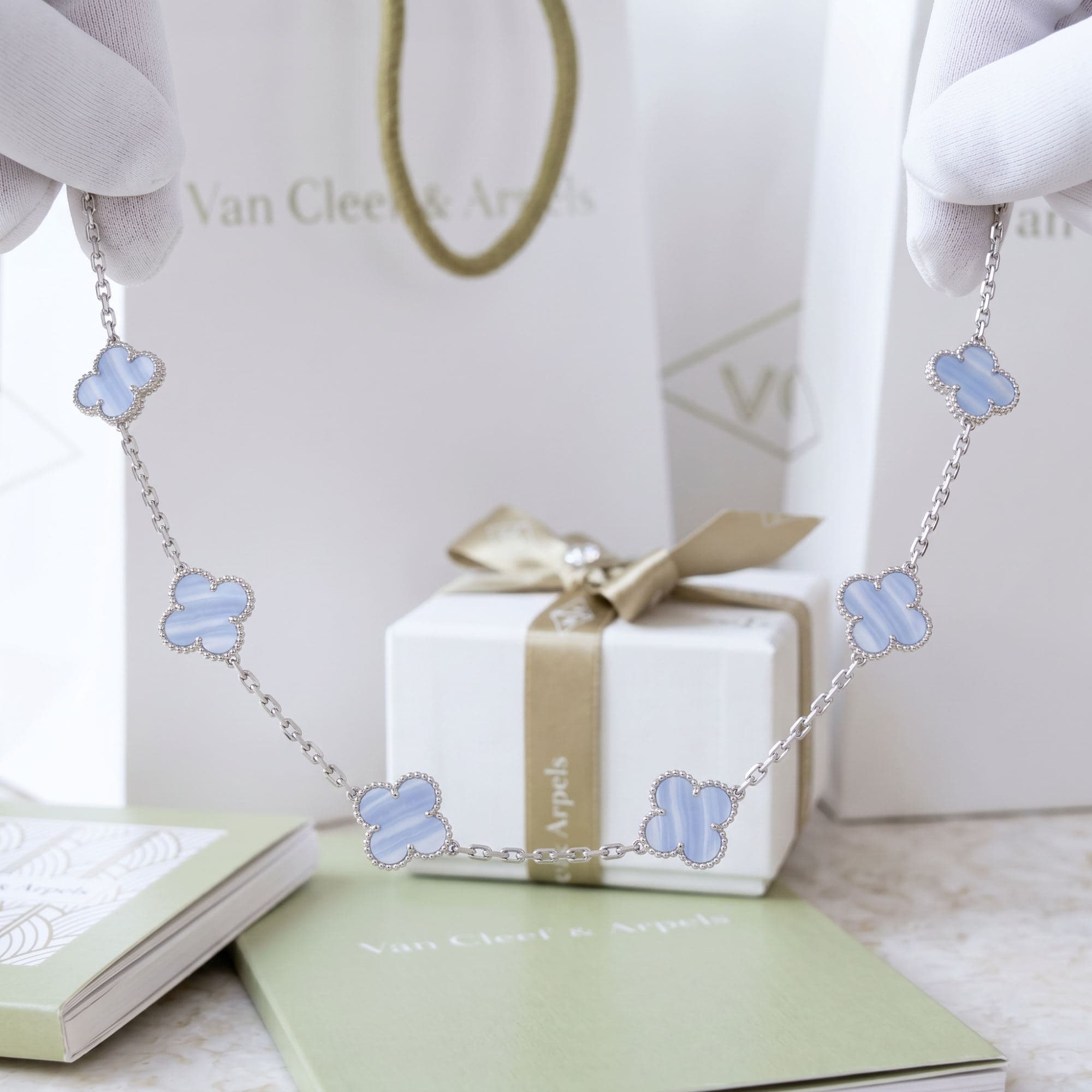 Колье Van Cleef & Arpels Vintage Alhambra, 10 мотивов, Белое золото