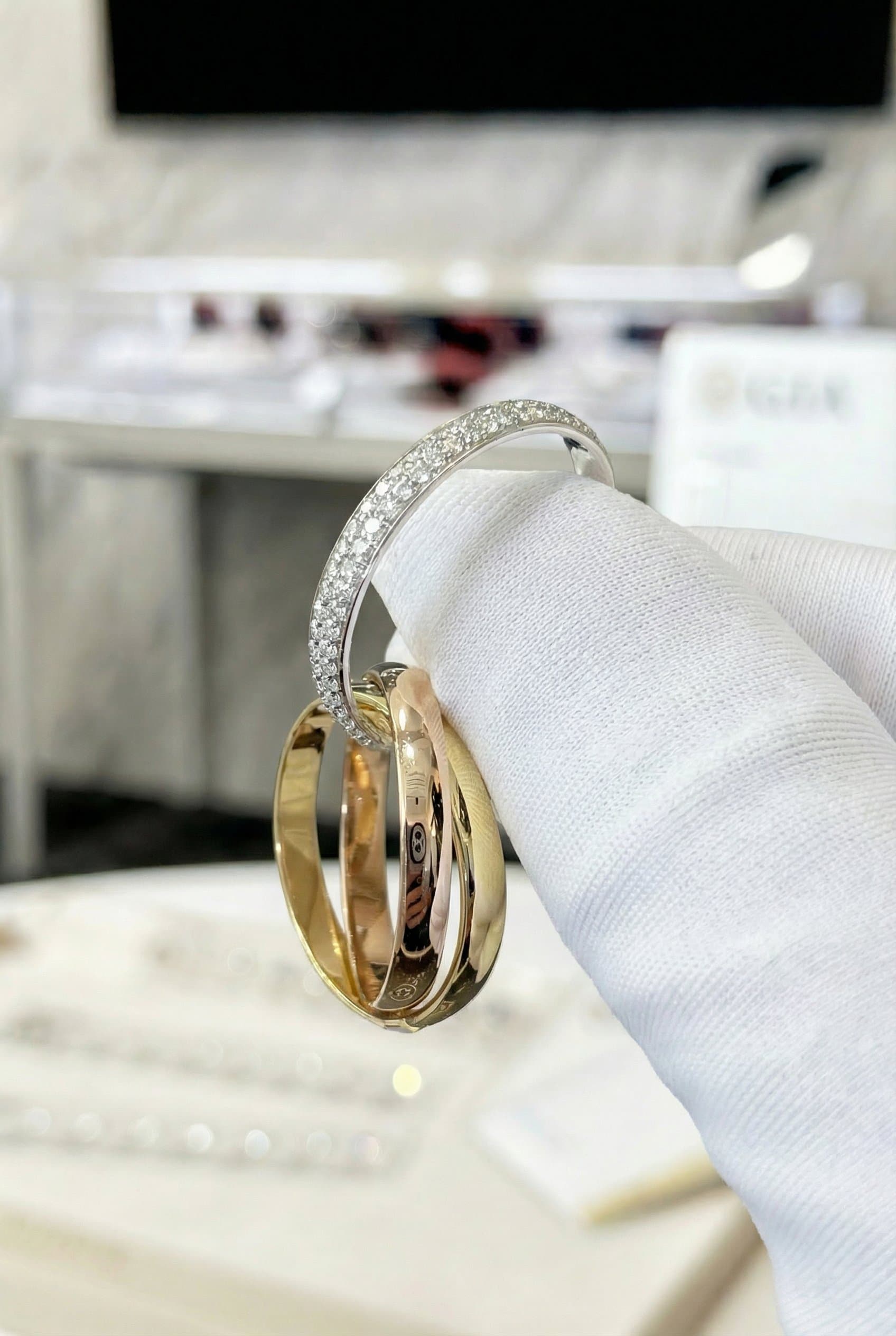 Золотое кольцо Cartier Trinity с бриллиантами