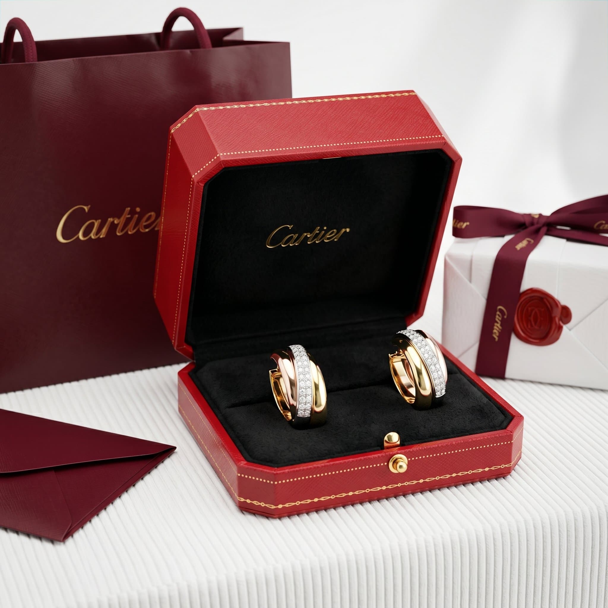 Золотые серьги Cartier Trinity с бриллиантами, форма кушон, частичное паве, Золото