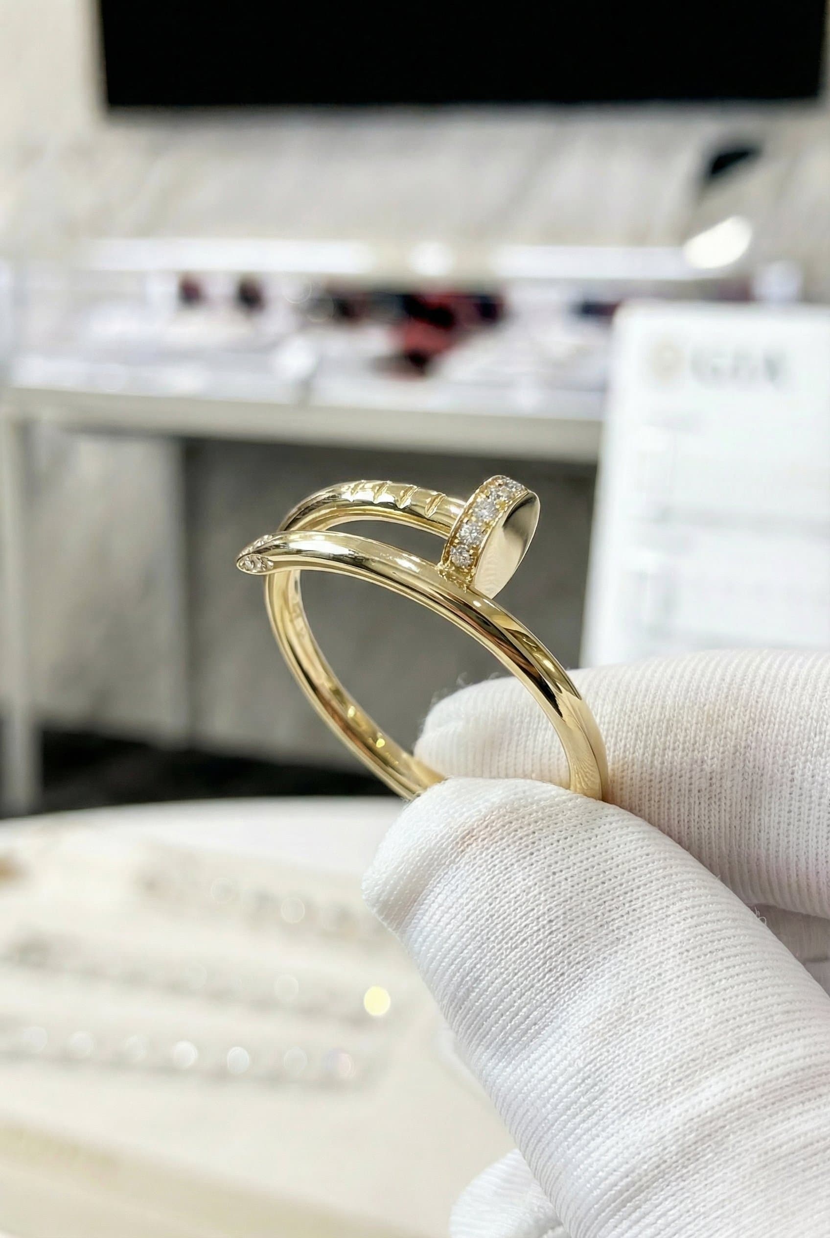 Золотое кольцо Cartier Juste un Clou с бриллиантами