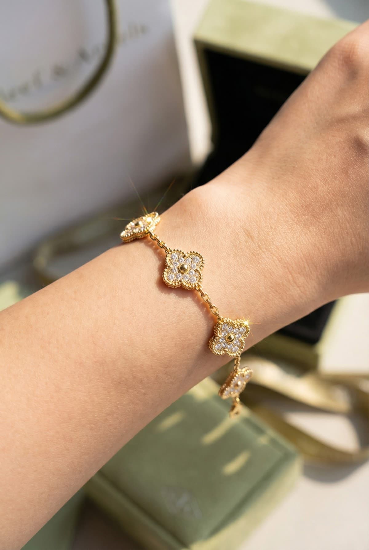 Золотой браслет с бриллиантами Van Cleef Vintage Alhambra — фото 4