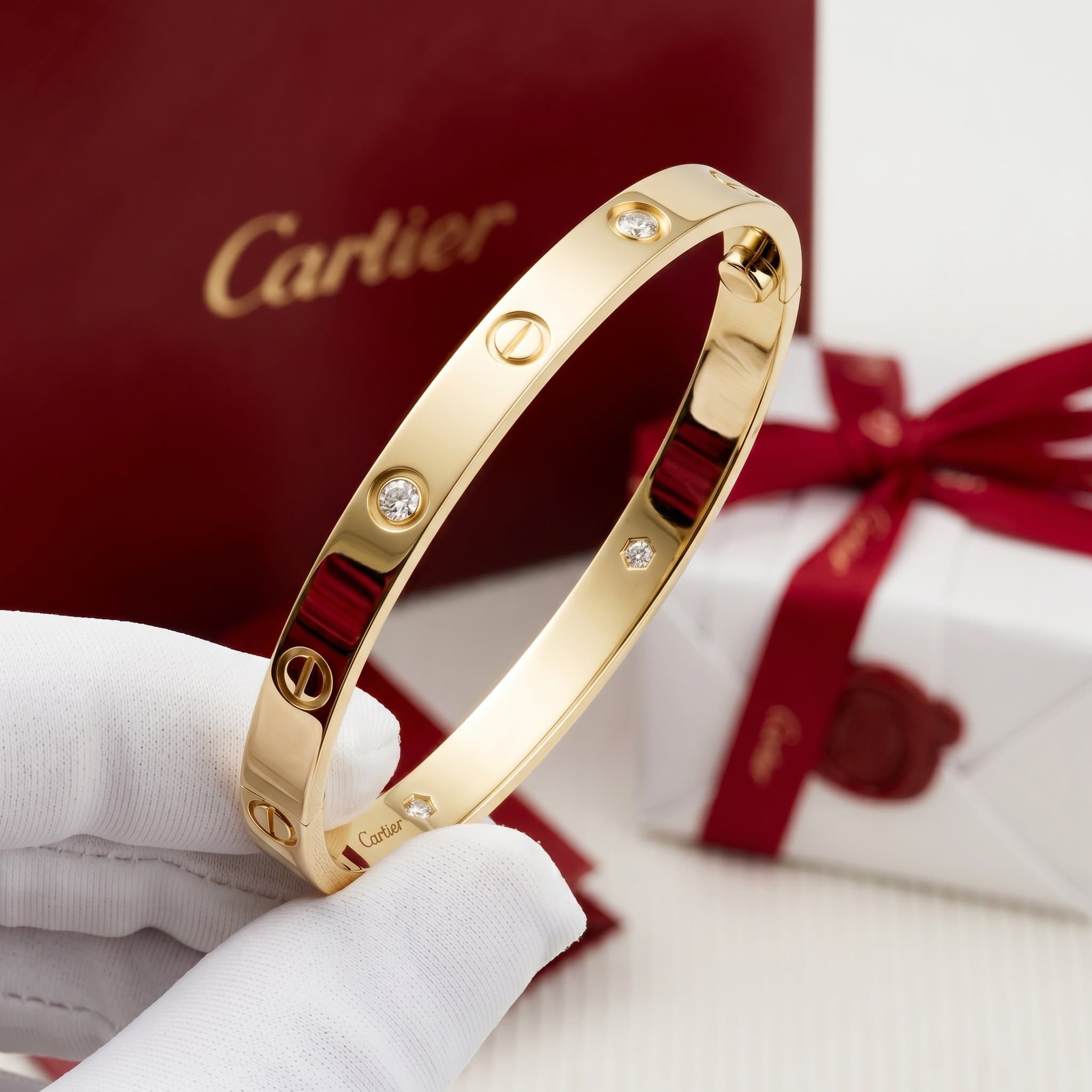 Золотой браслет Cartier Love с бриллиантами, классическая модель, 4 бриллианта — фото 3