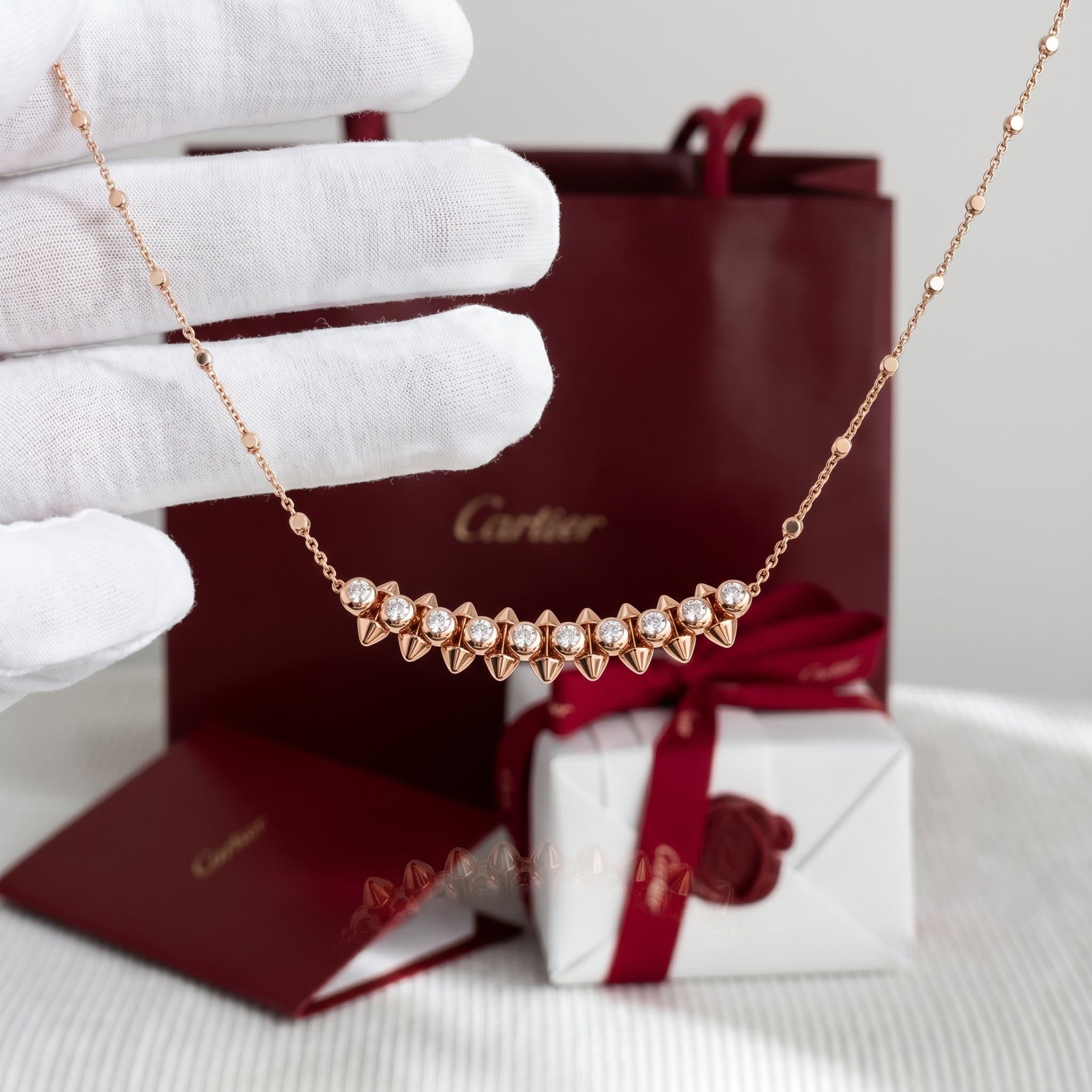 Золотая подвеска Cartier Clash с бриллиантами