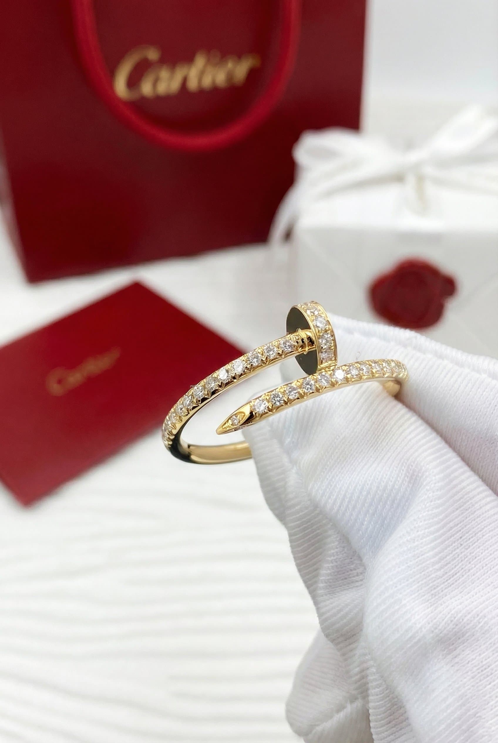 Золотое кольцо Cartier Juste un Clou с бриллиантами