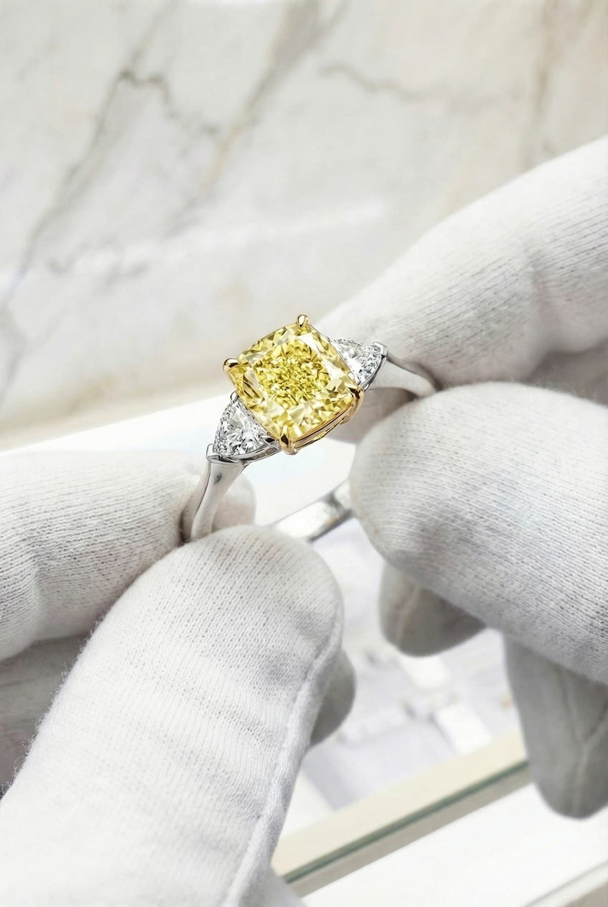 Tiffany & Co. Золотое кольцо с желтым бриллиантом Tiffany & Co