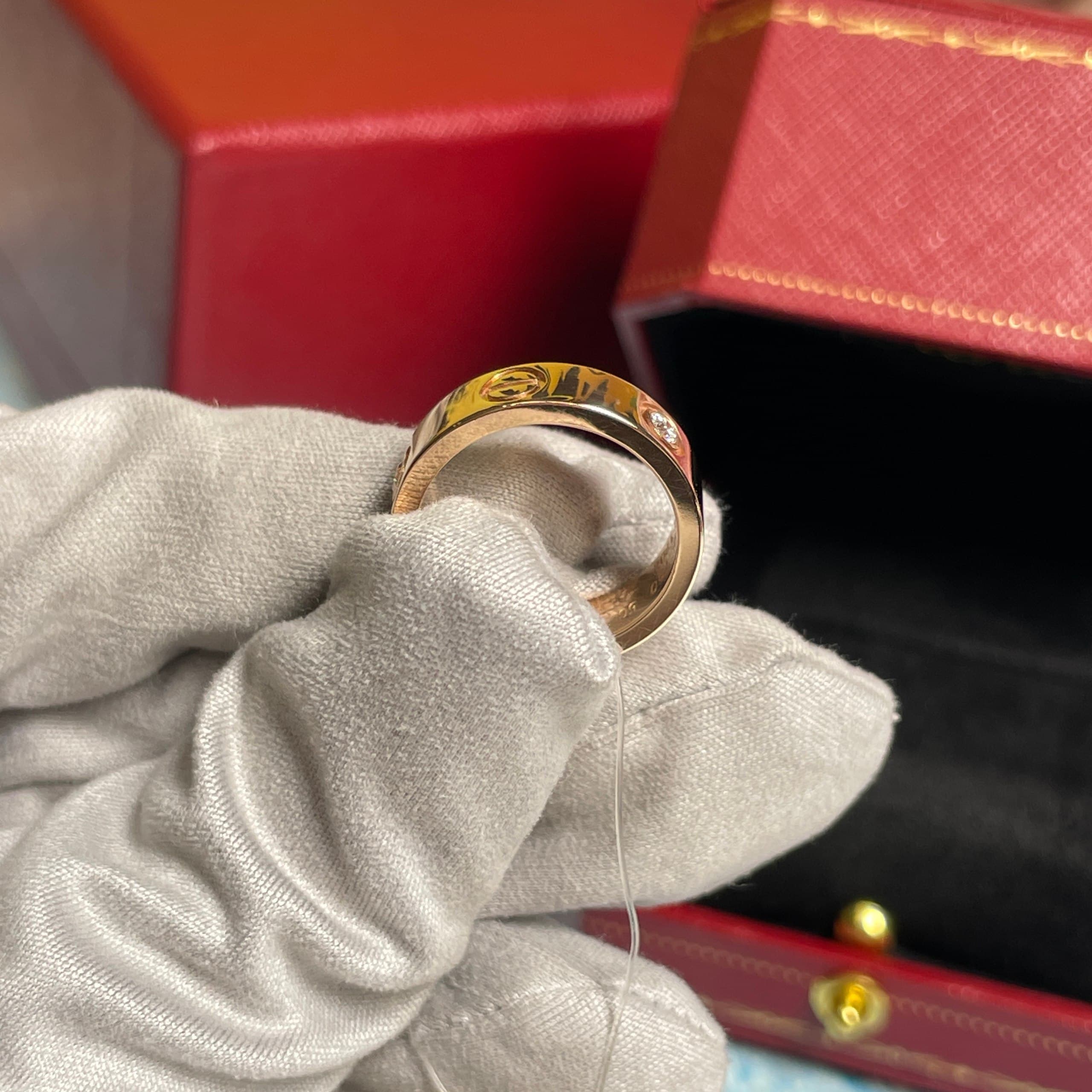 Cartier Кольцо Cartier Love уменьшенная модель с 3 бриллиантами (розовое золото 585)