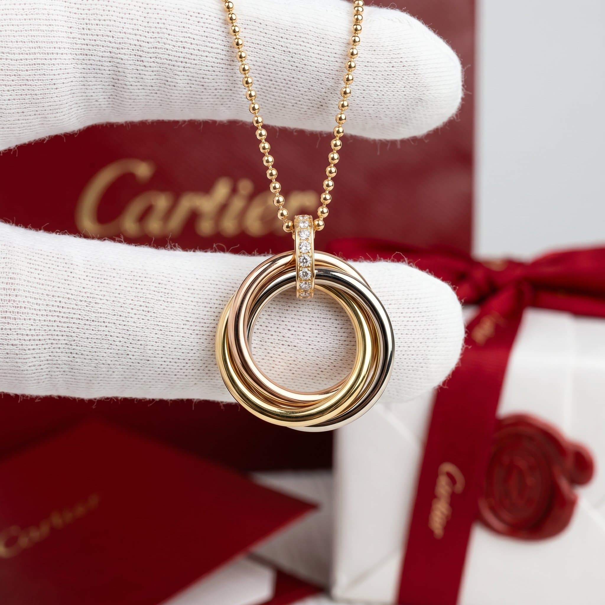 Золотая подвеска Cartier Trinity с бриллиантами, средняя модель — фото 2