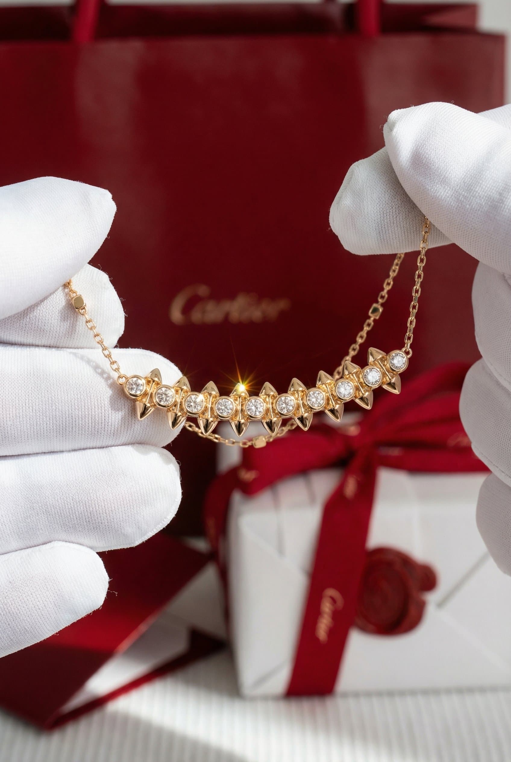 Золотое колье Cartier Clash de Cartier с бриллиантами
