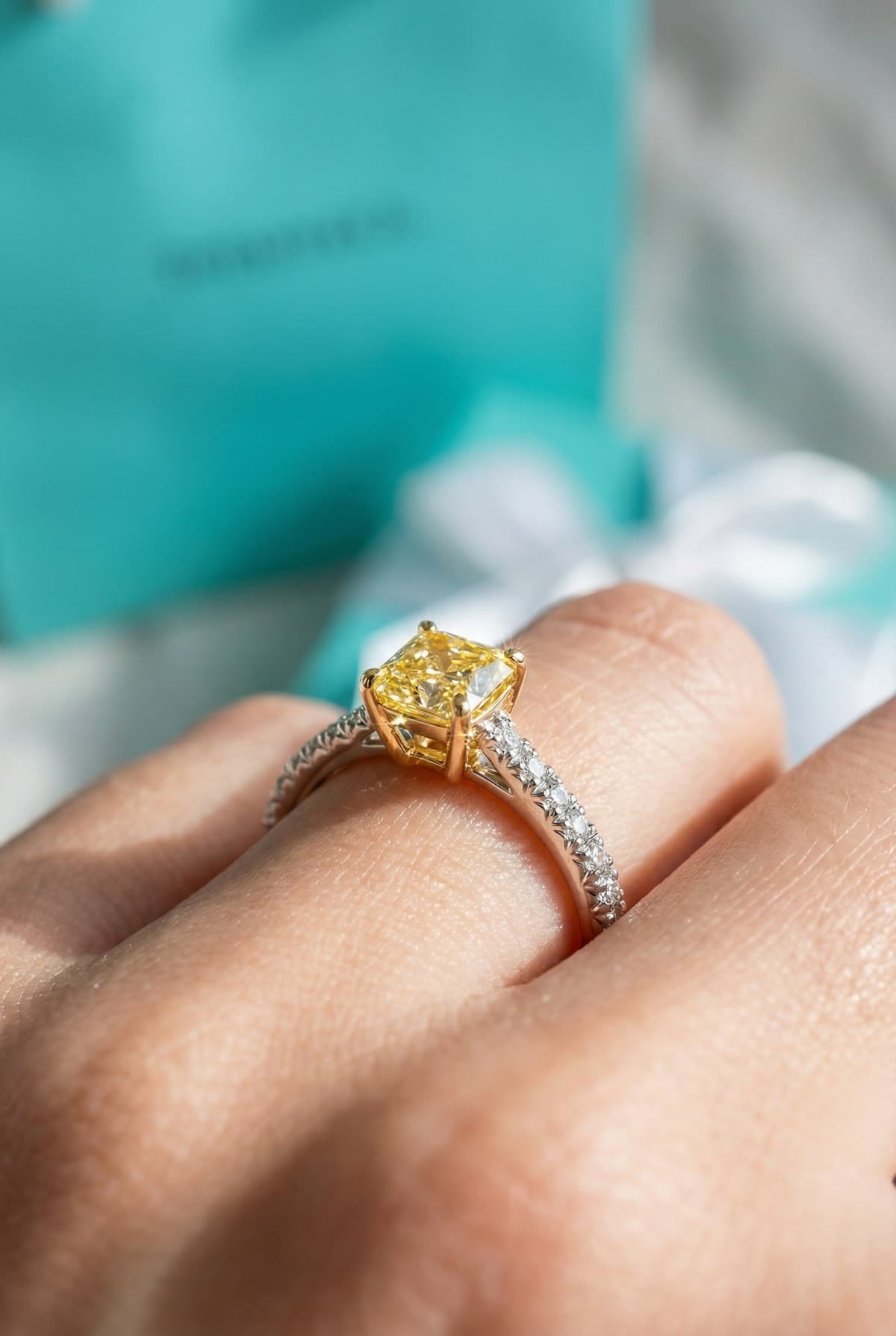 Tiffany & Co. Золотое кольцо с желтым бриллиантом Tiffany & Co Novo