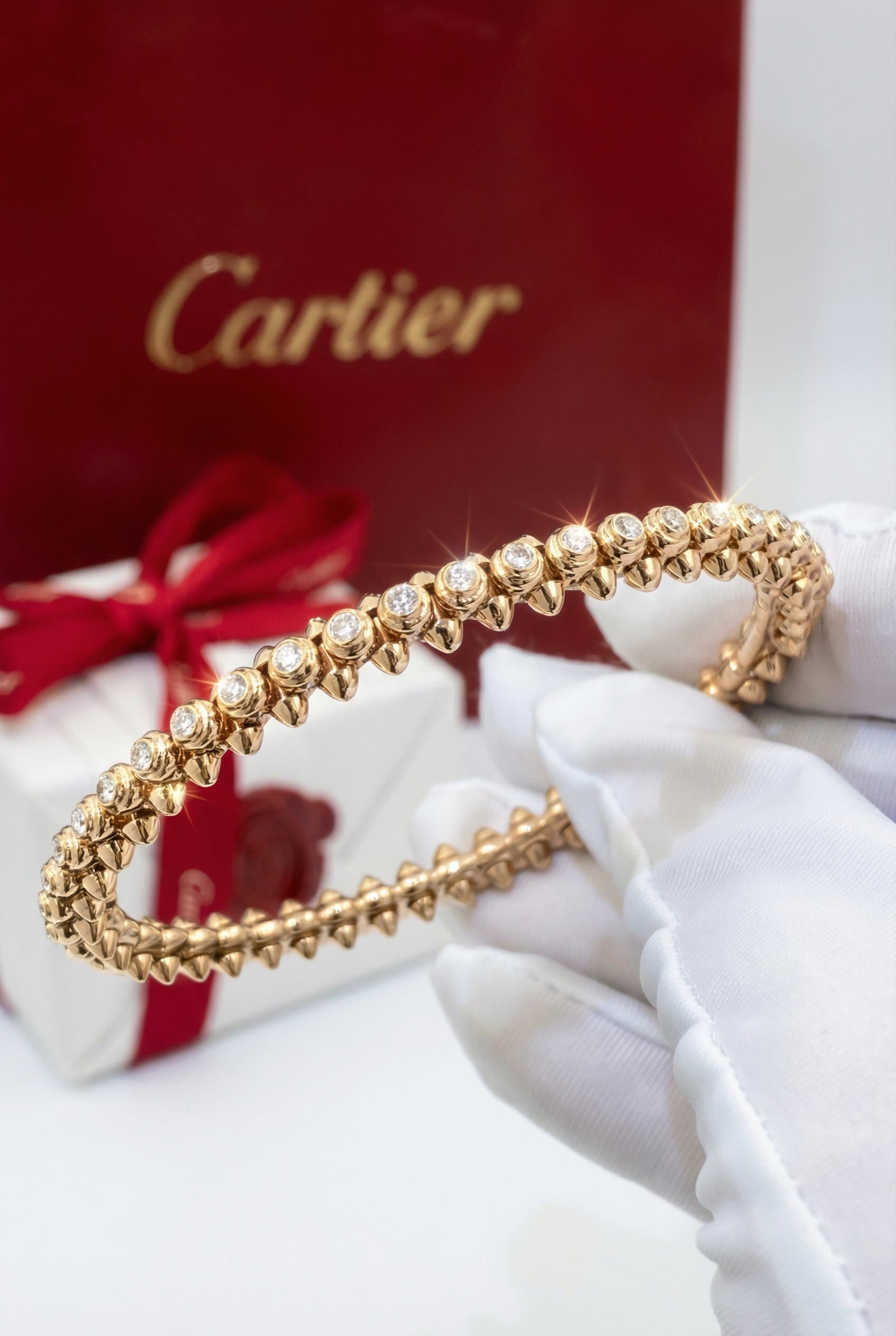Золотой браслет Cartier Clash de Cartier с бриллиантами — фото 3