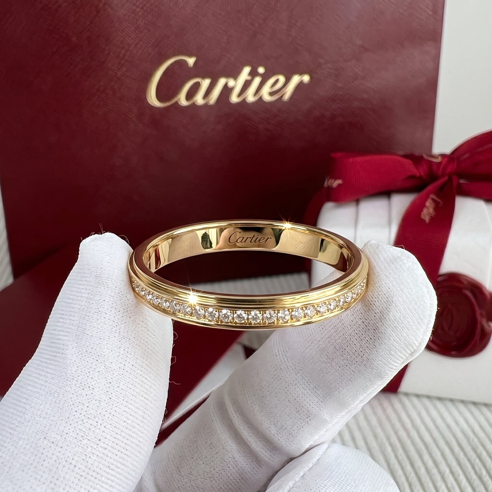 Золотое обручальное кольцо Cartier d'Amour с бриллиантами, ширина 2,3 мм, паве