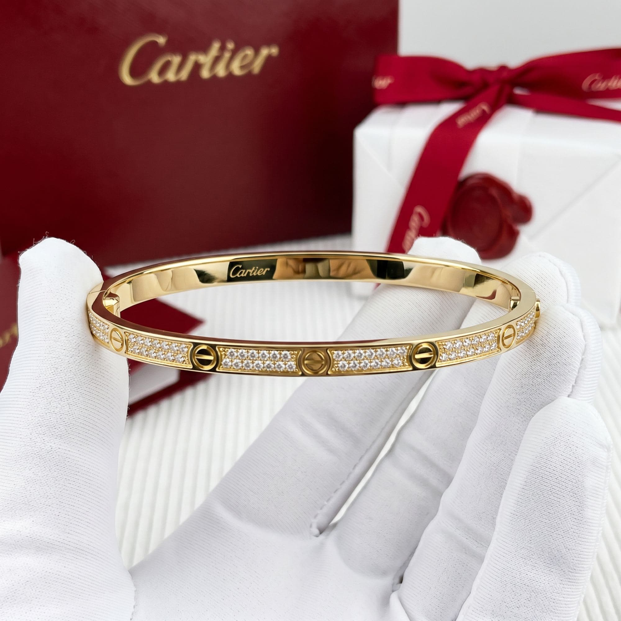 Золотой браслет Cartier Love с бриллиантами, малая модель, паве — фото 2