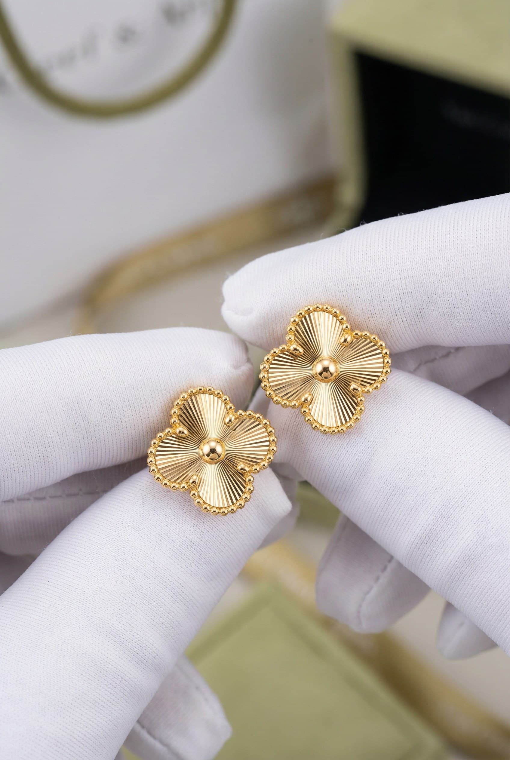 Van Cleef & Arpels Золотые серьги Van Cleef Vintage Alhambra