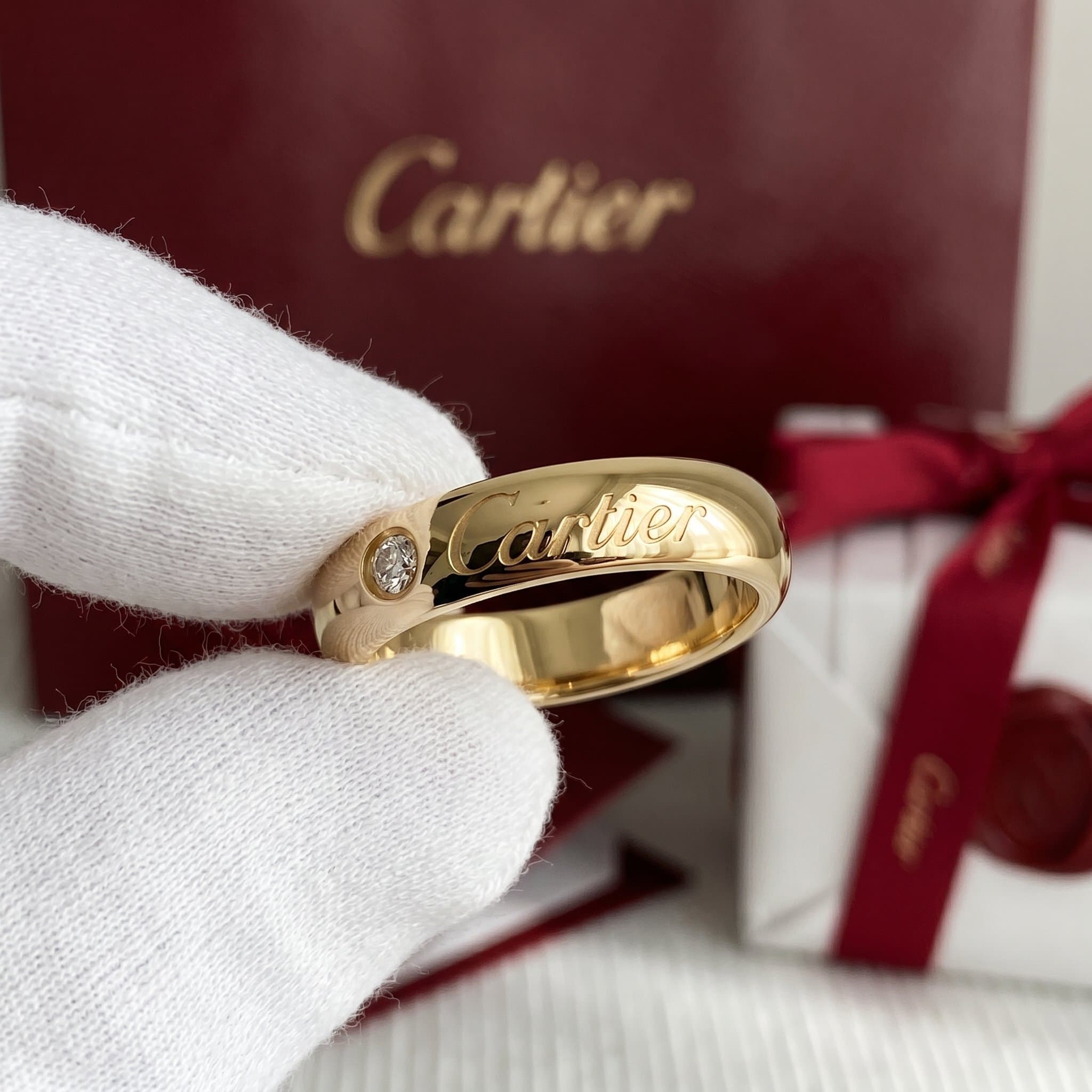 Золотое обручальное кольцо Cartier C de Cartier с бриллиантами, ширина 4 мм, 1 бриллиант