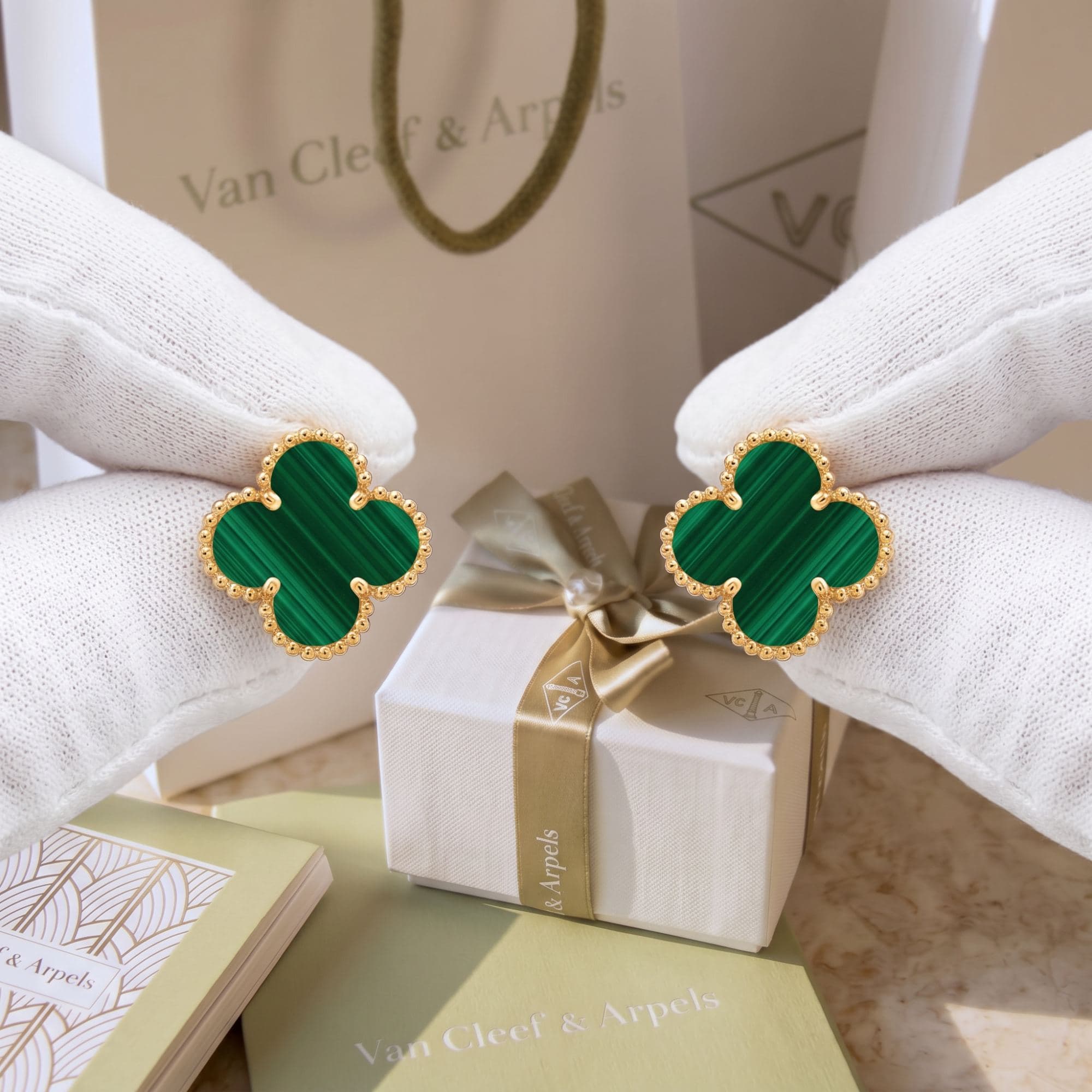 Серьги Van Cleef & Arpels Alhambra с малахитом, Жёлтое золото