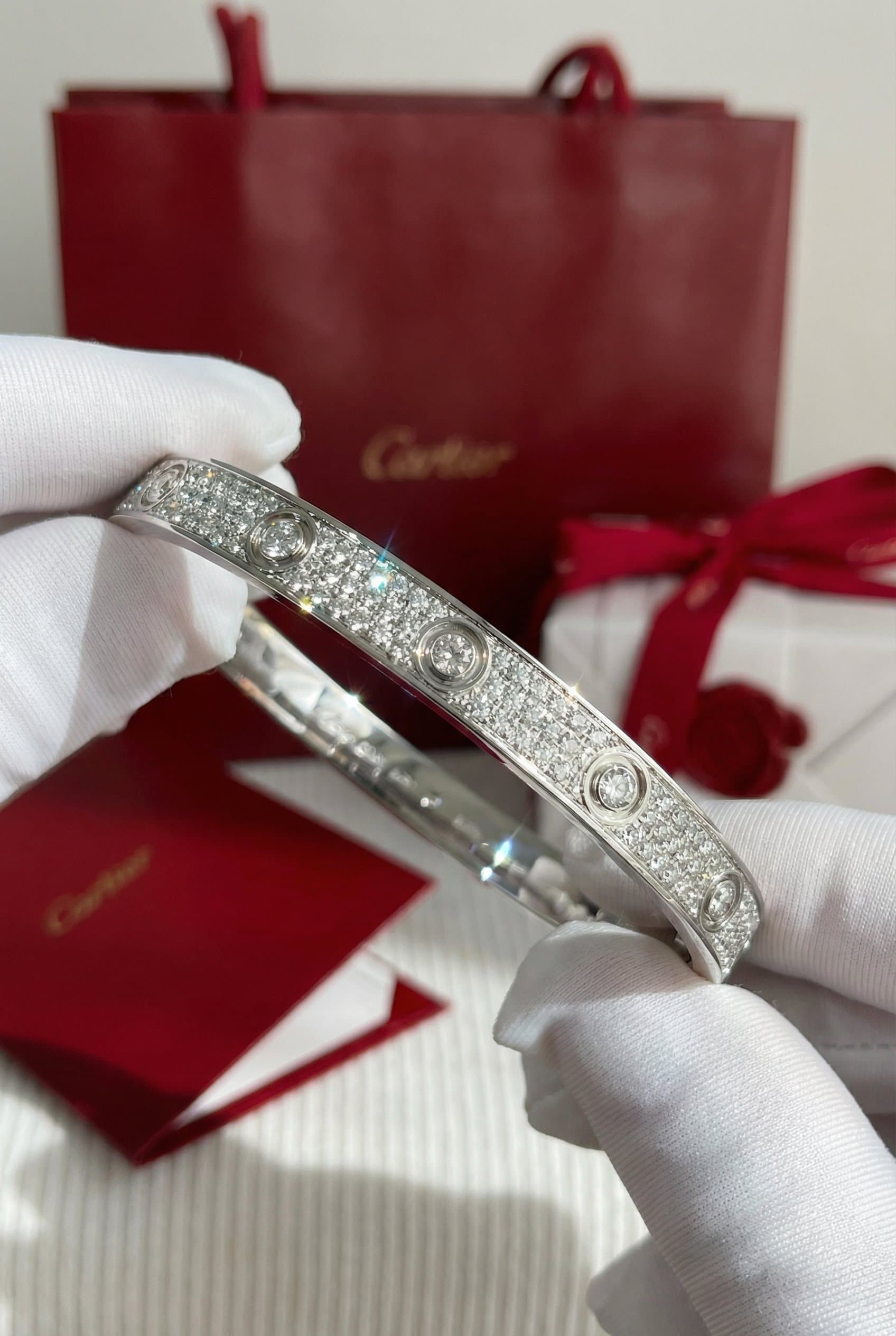 Золотой браслет Cartier Love с бриллиантами, Белое золото