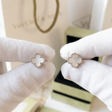 Серьги-гвоздики Van Cleef & Arpels Sweet Alhambra, белое золото, белый перламутр