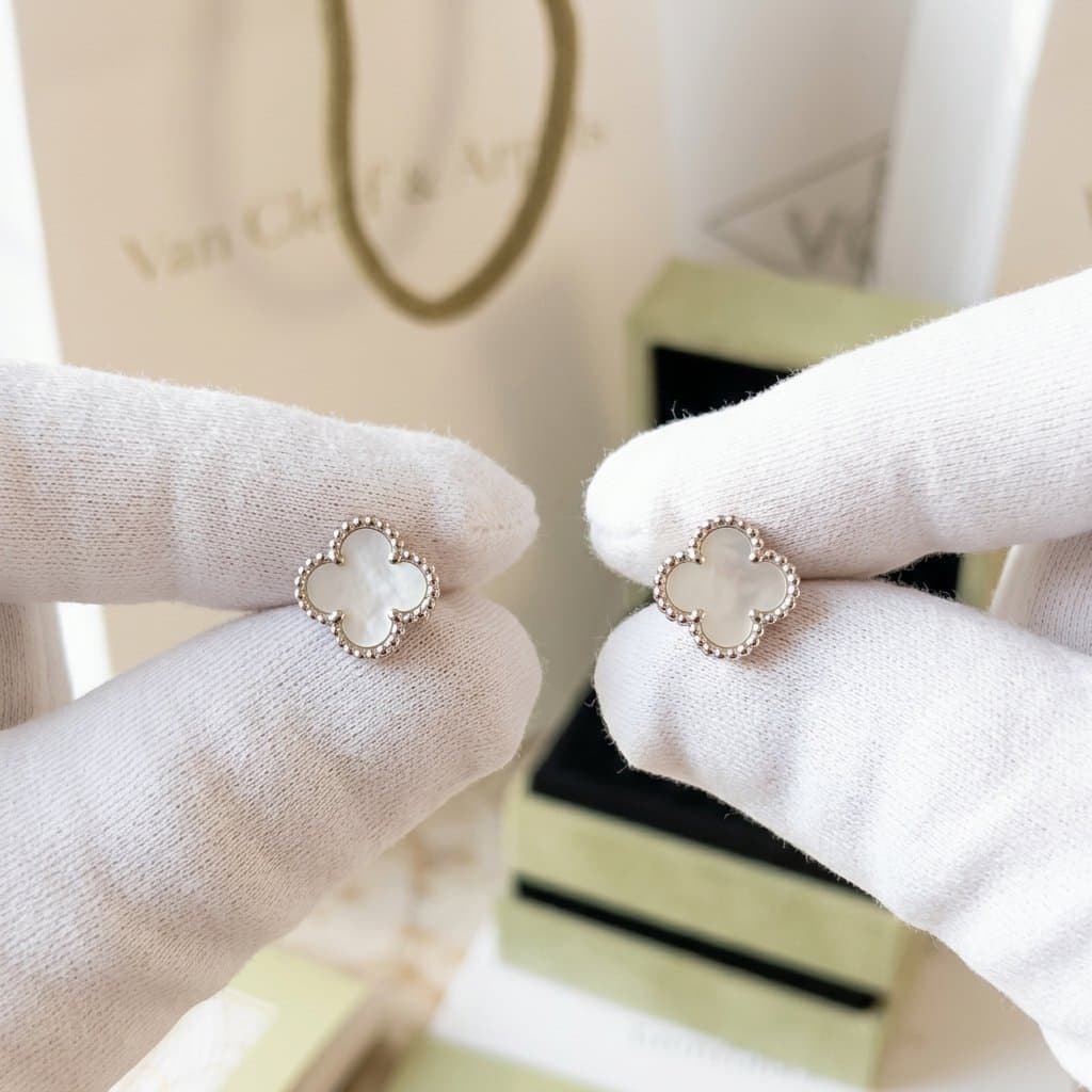 Серьги-гвоздики Van Cleef & Arpels Sweet Alhambra, белое золото, белый перламутр, Белое золото
