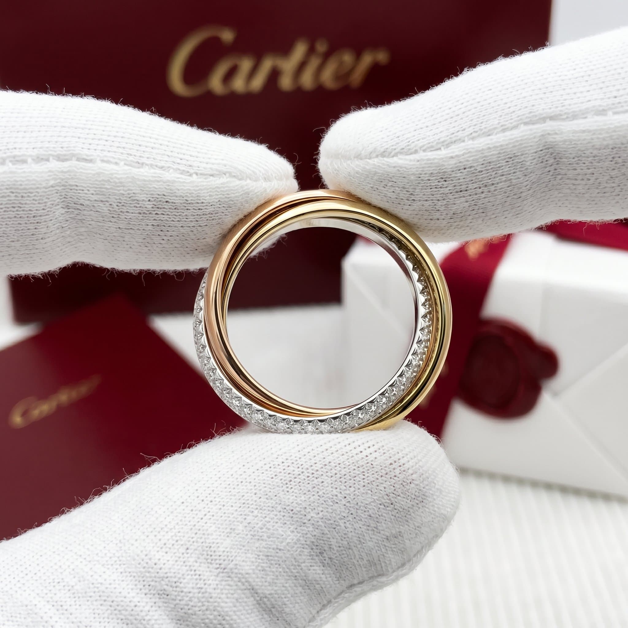 Золотое кольцо Cartier Trinity с бриллиантами, классическая модель, частичное паве — фото 2