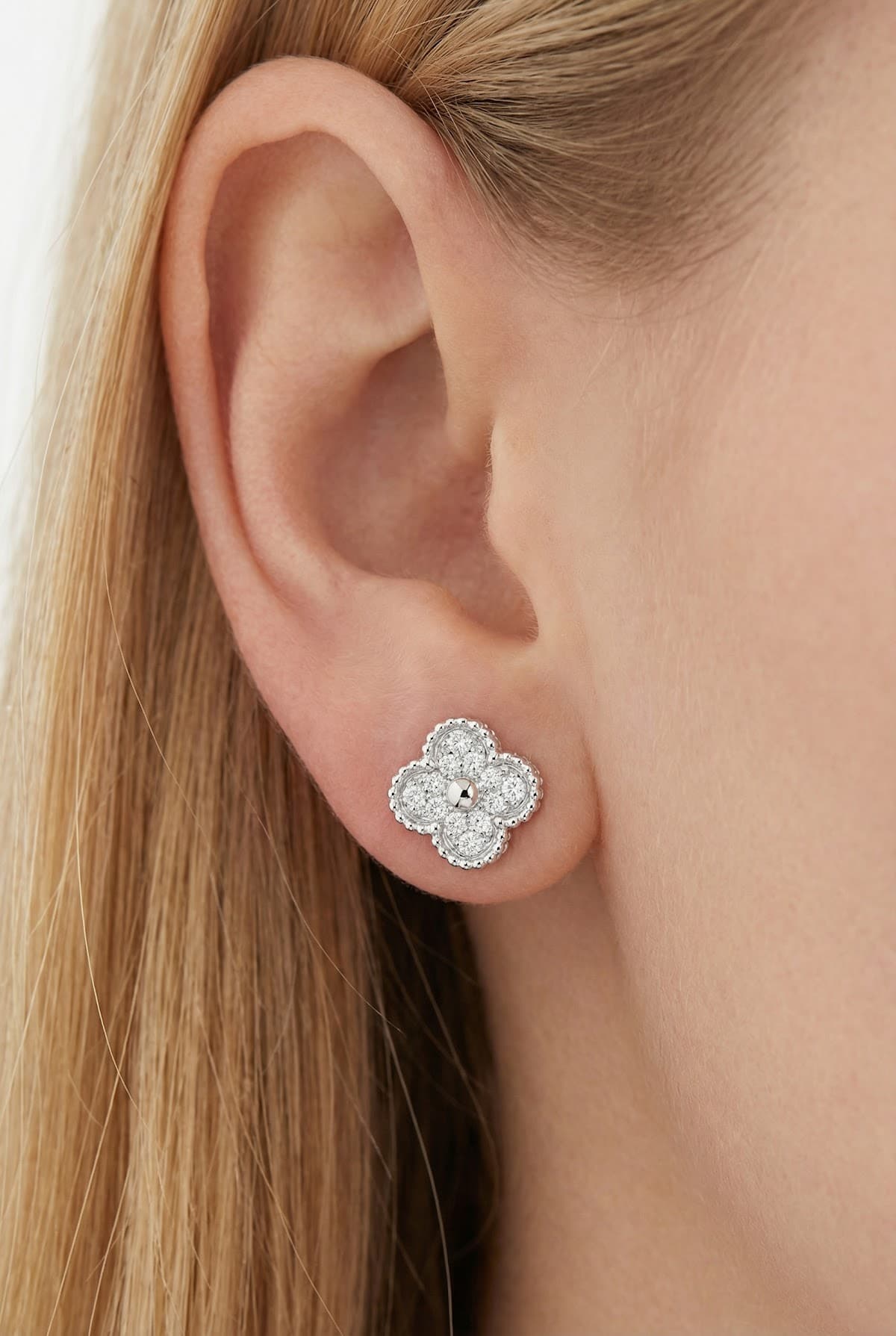 Золотые серьги-пусеты с бриллиантами Van Cleef Alhambra