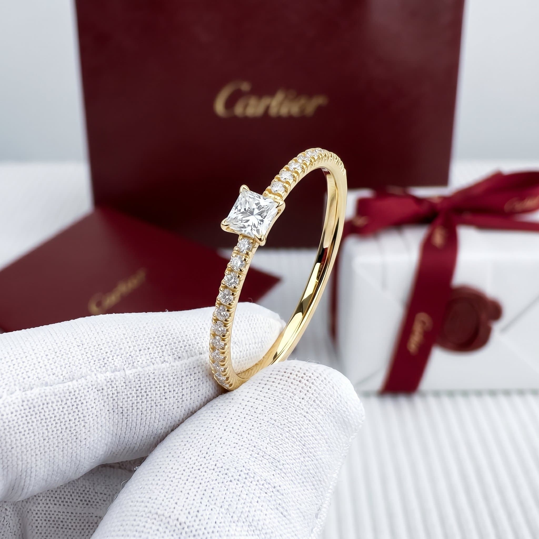 Золотое кольцо Cartier Étincelle с бриллиантами, бриллиант огранки принцесса, паве — фото 3