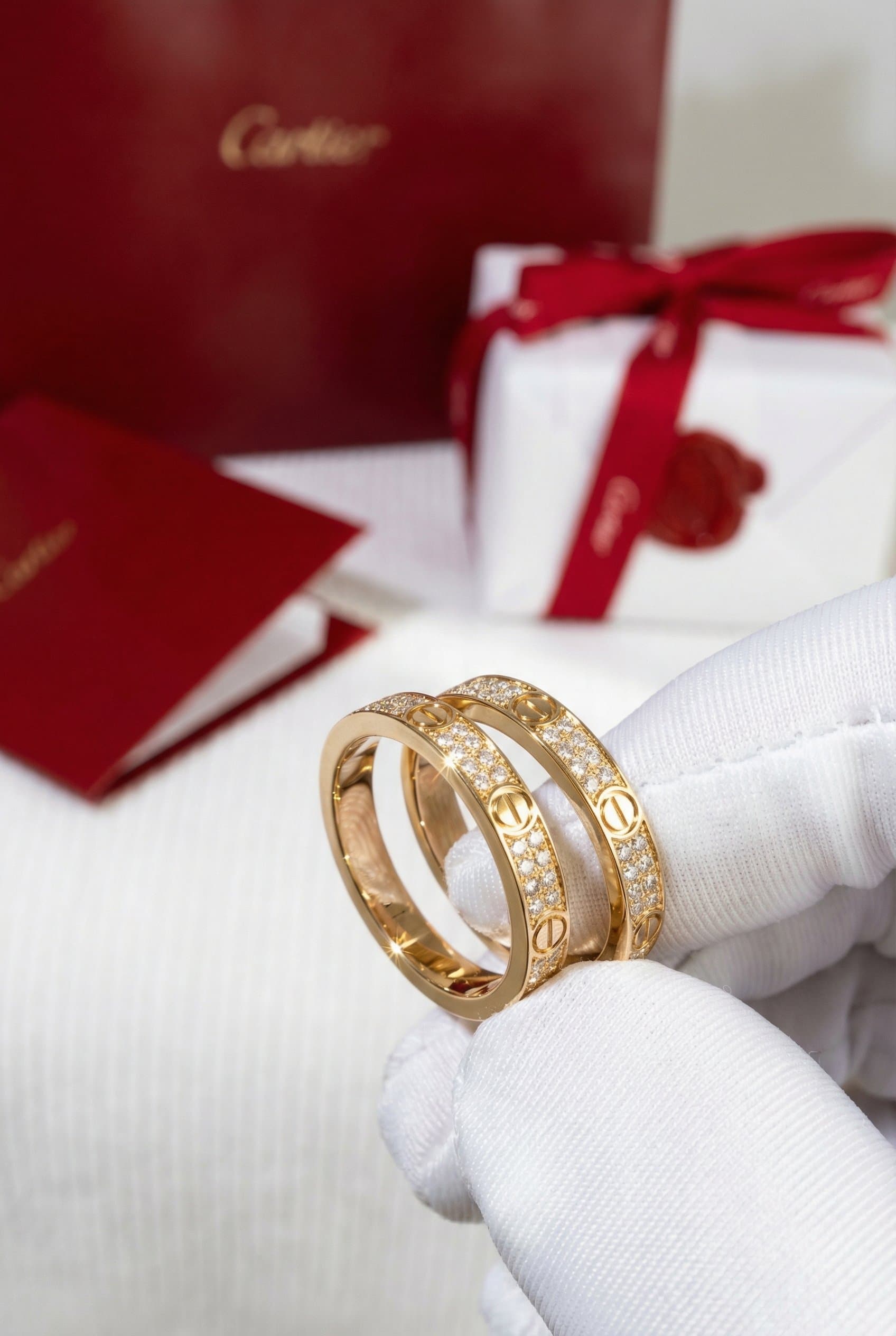 Золотое кольцо Cartier Love с бриллиантами
