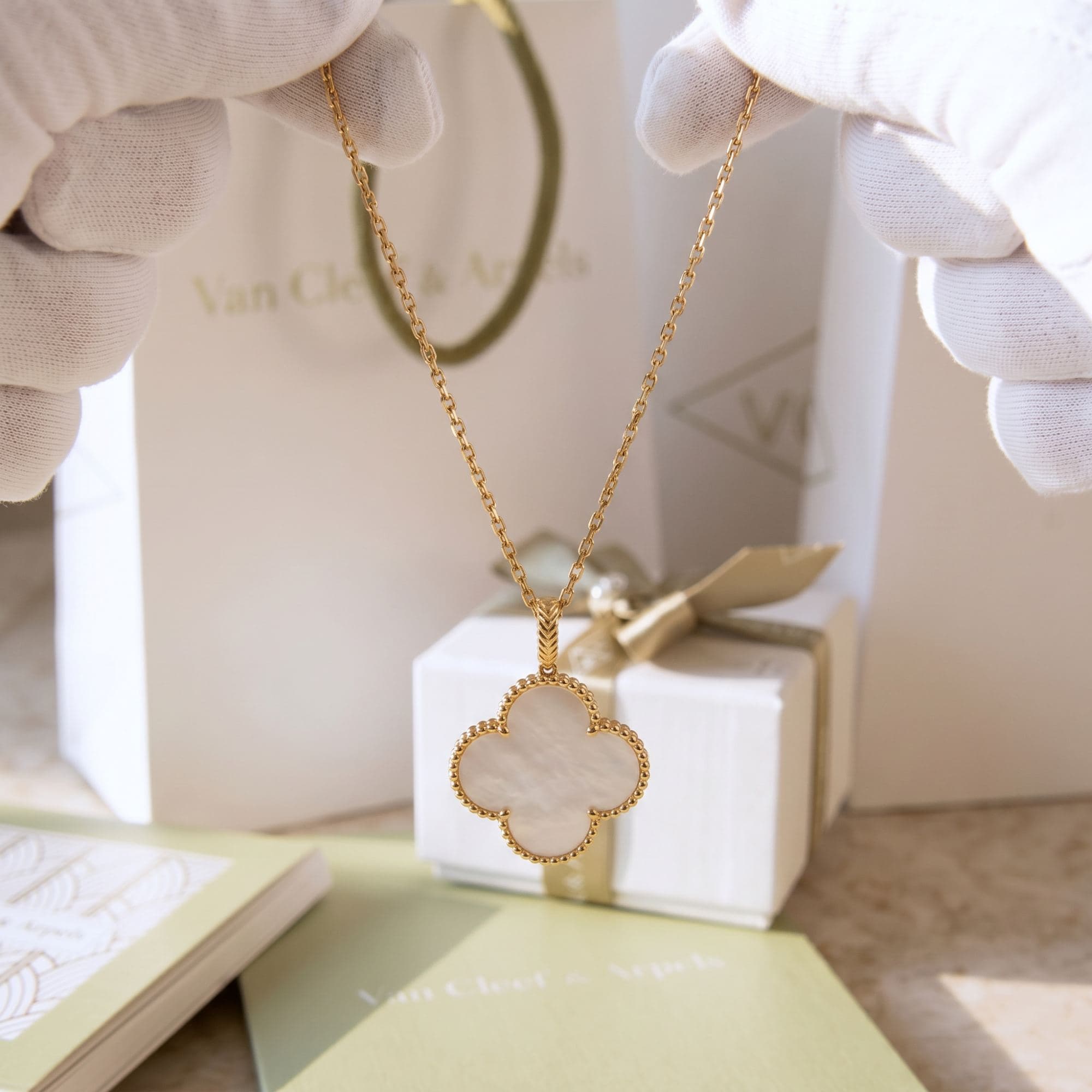 Колье Van Cleef & Arpels Magic Alhambra, 1 мотив, желтое золото, белый перламутр — фото 3