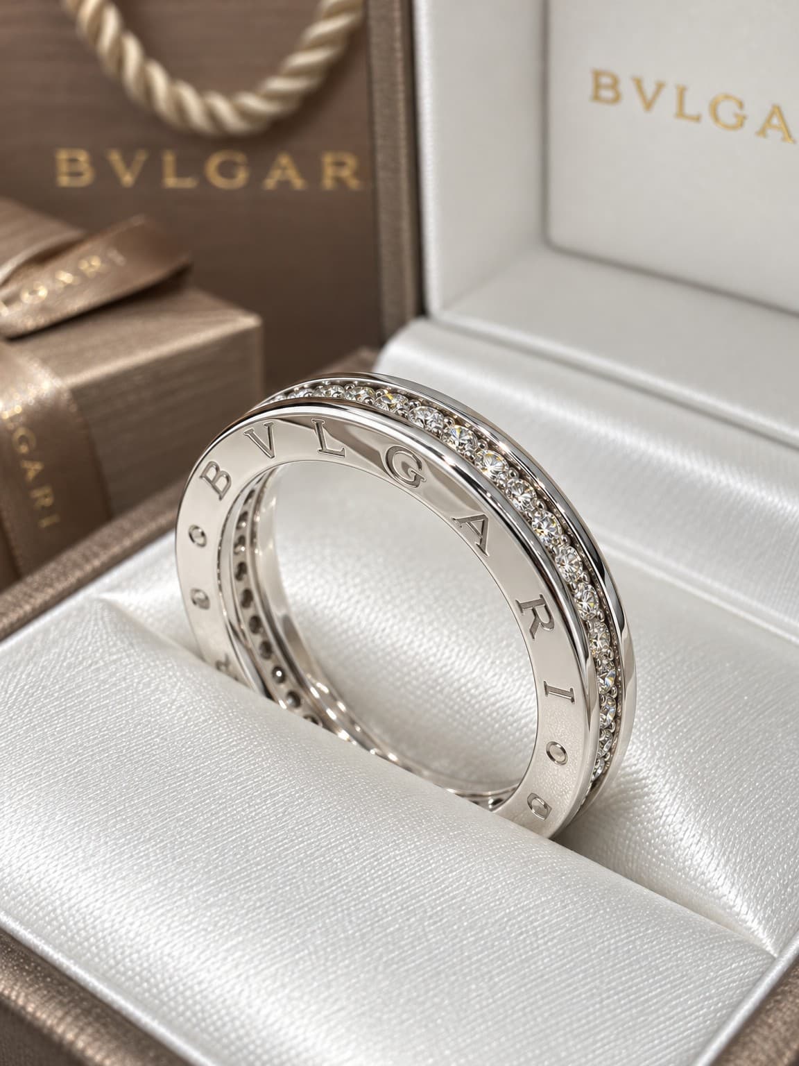 Bulgari Кольцо Bulgari узкое с бриллиантами