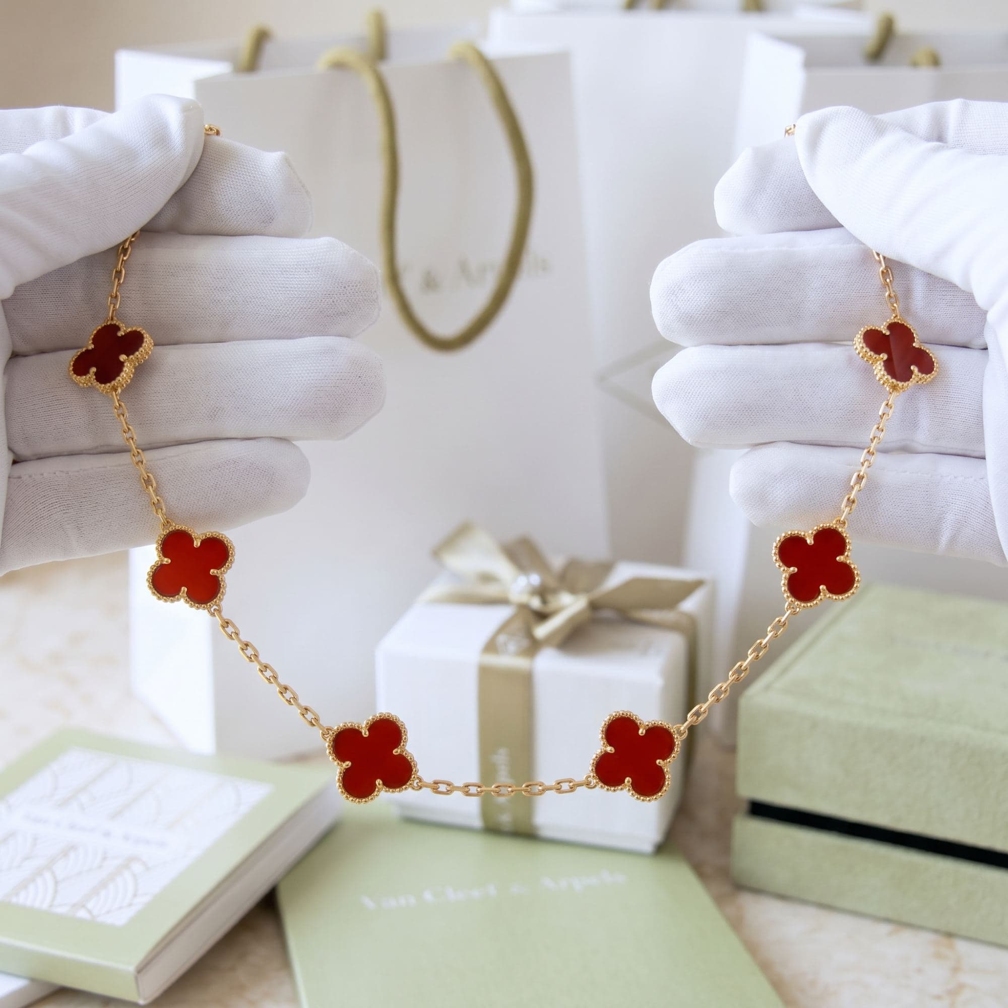 Колье Van Cleef & Arpels Vintage Alhambra, 10 мотивов, Жёлтое золото
