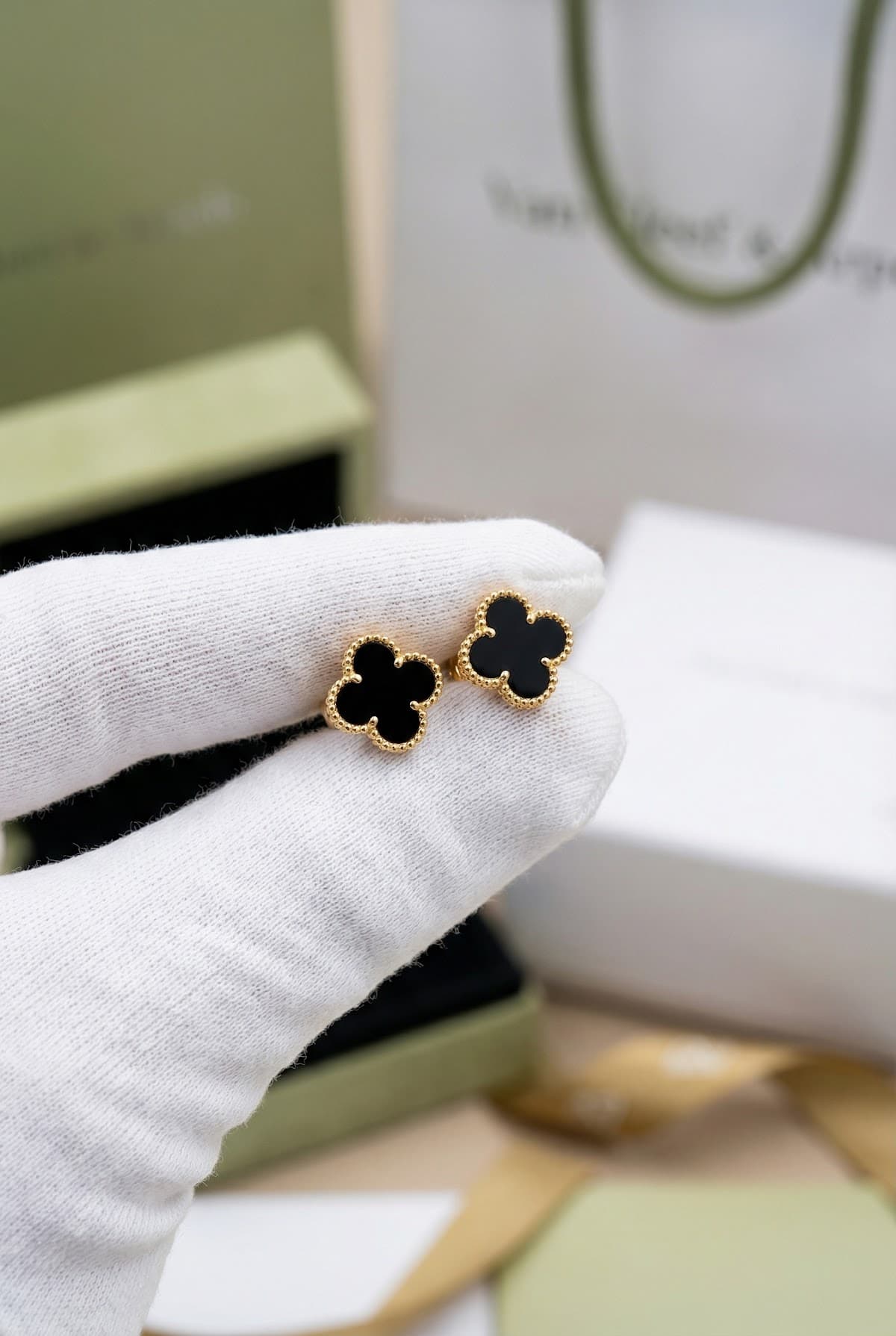 Van Cleef & Arpels Золотые серьги Van Cleef Vintage Alhambra с ониксом