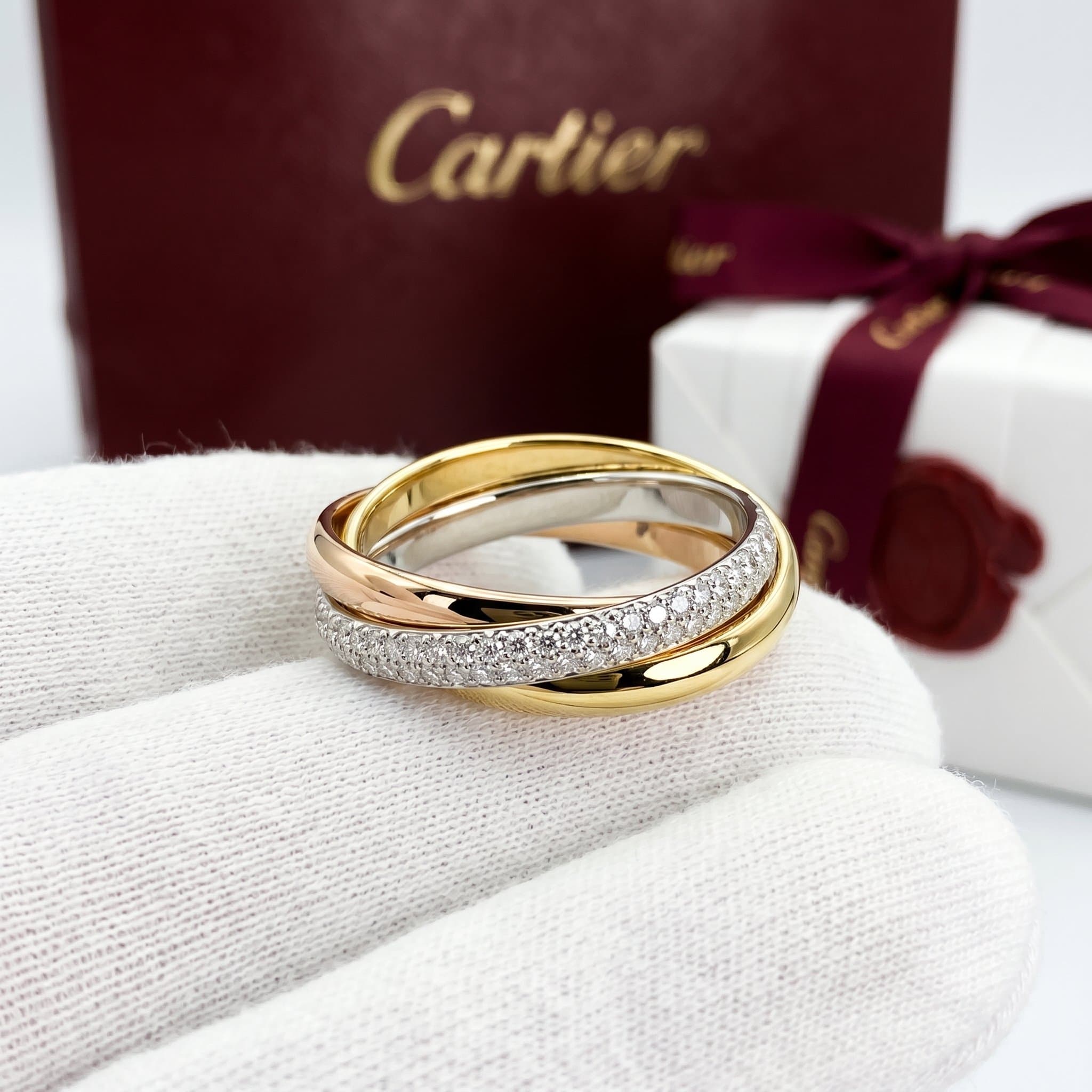 Золотое кольцо Cartier Trinity с бриллиантами, малая модель, частичное паве, Белое и жёлтое золото