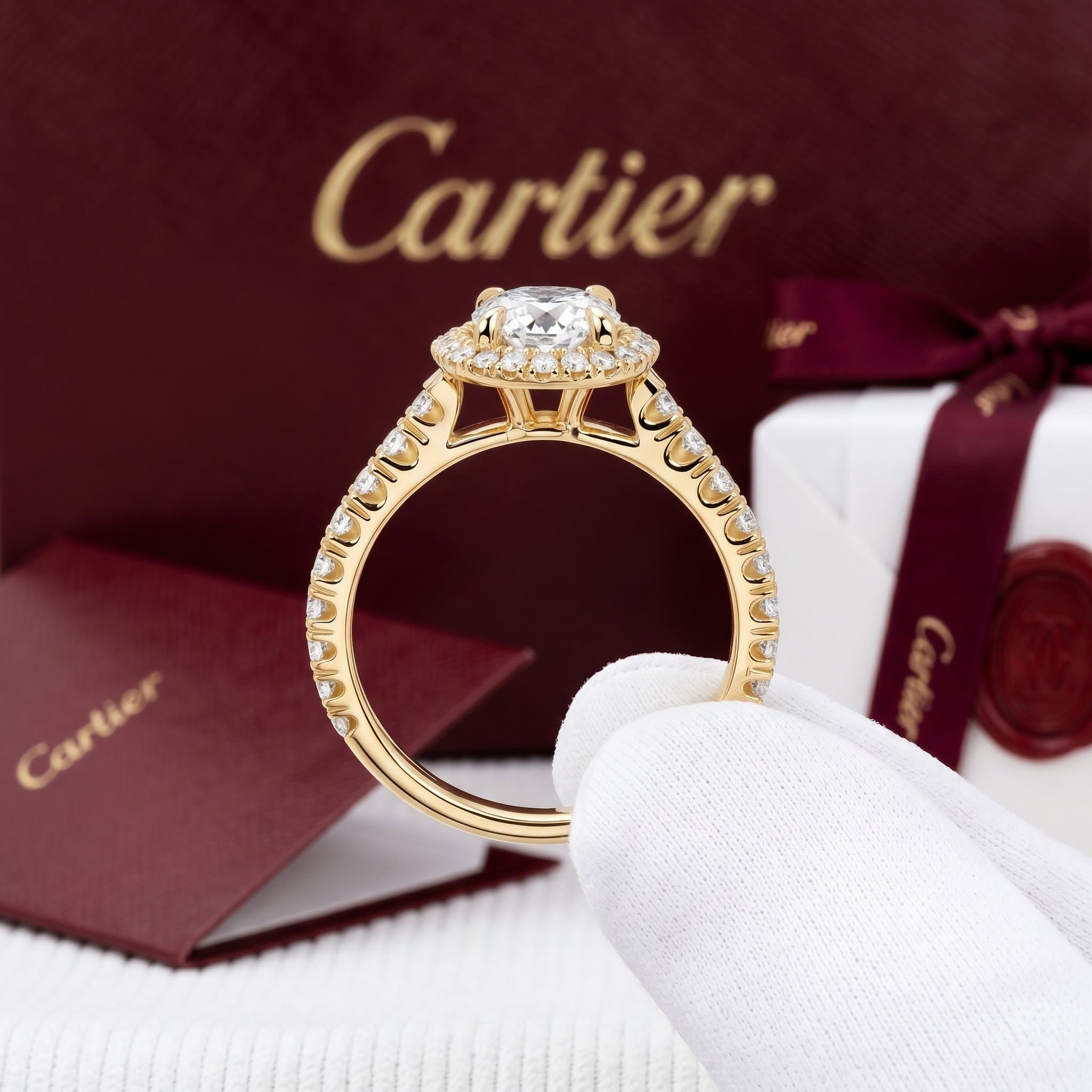 Золотое кольцо-солитер Cartier Destinée с бриллиантами, бриллиант круглой огранки, паве — фото 3