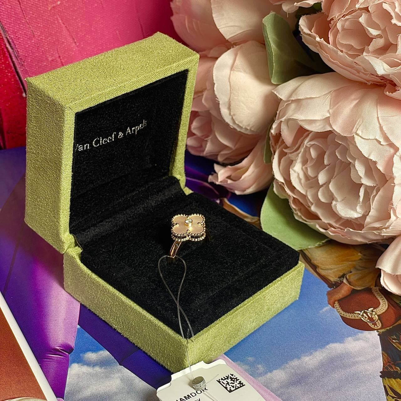 Кольцо Van Cleff с перламутром и 1 бриллиантом 0,05ct (желтое золото 750)