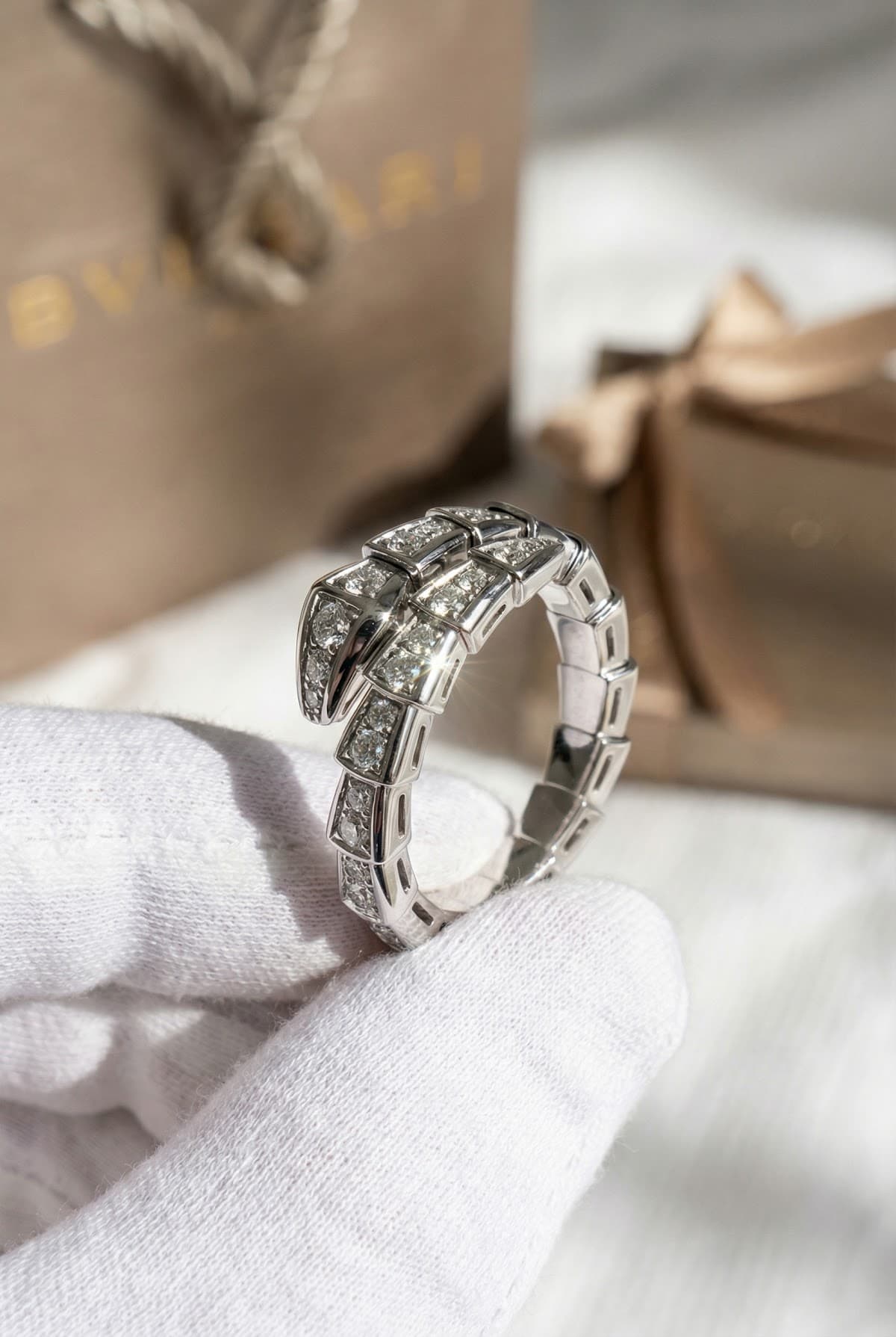 Золотое кольцо с бриллиантами Bulgari Serpenti Viper