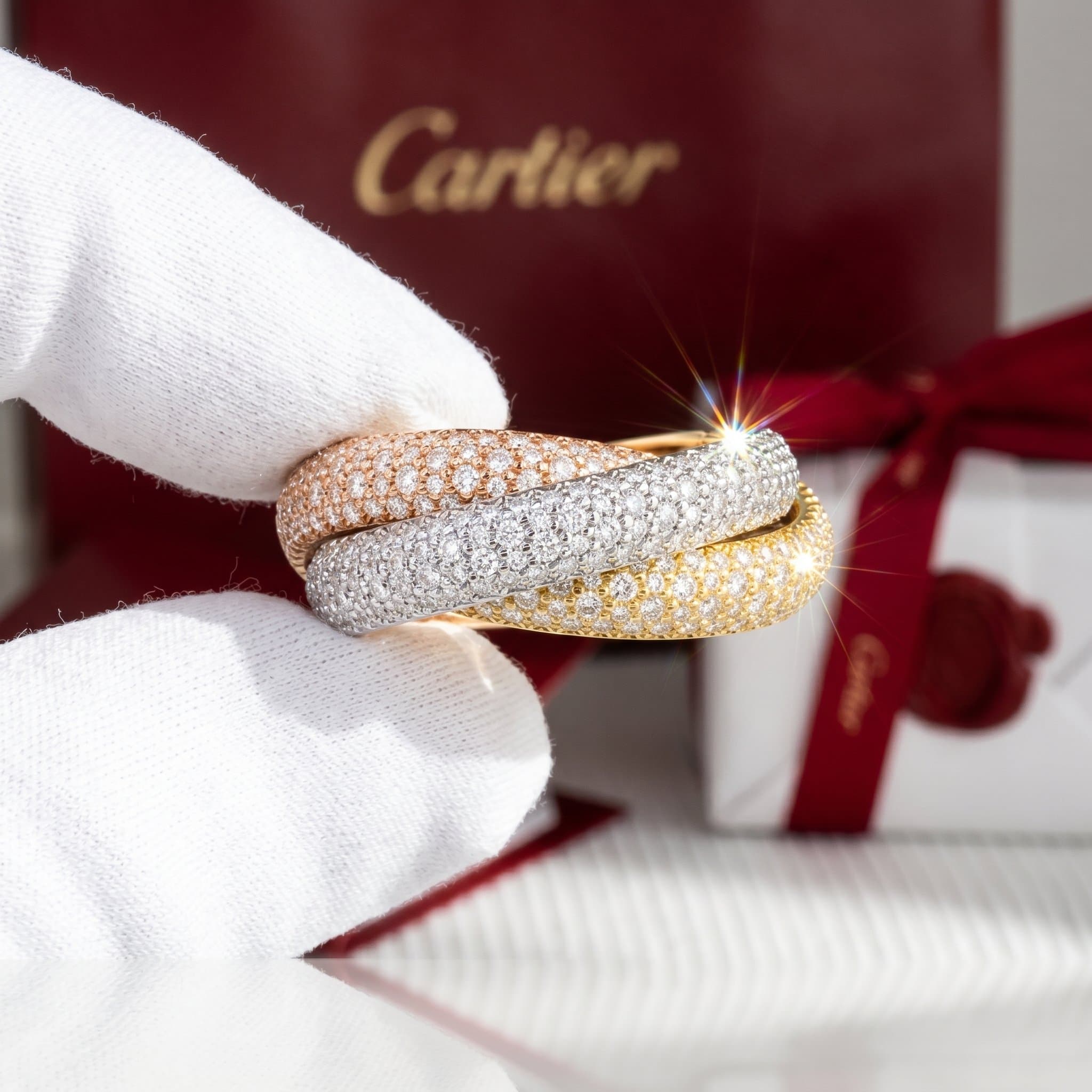 Золотое кольцо Cartier Trinity с бриллиантами, крупная модель, паве, Белое и жёлтое золото