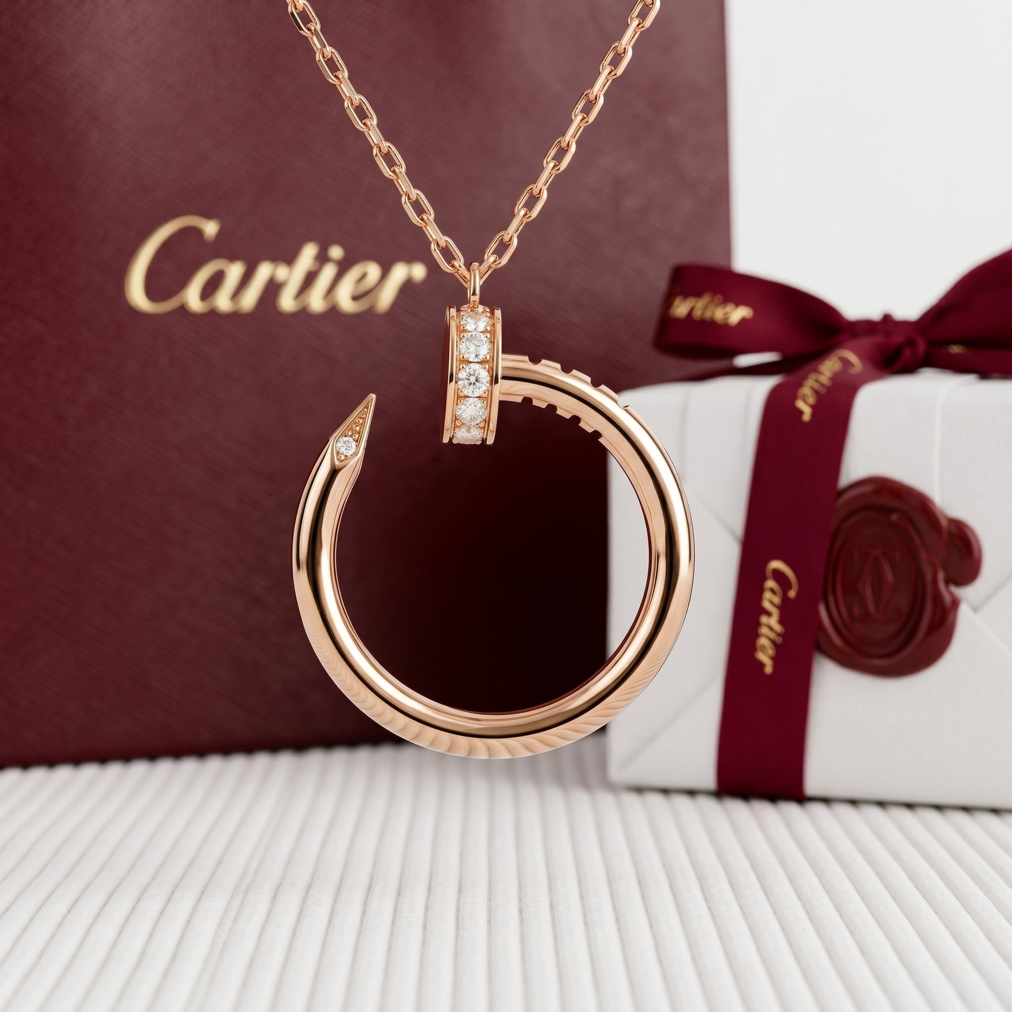 Золотая подвеска Cartier Juste un Clou (гвоздь) с бриллиантами